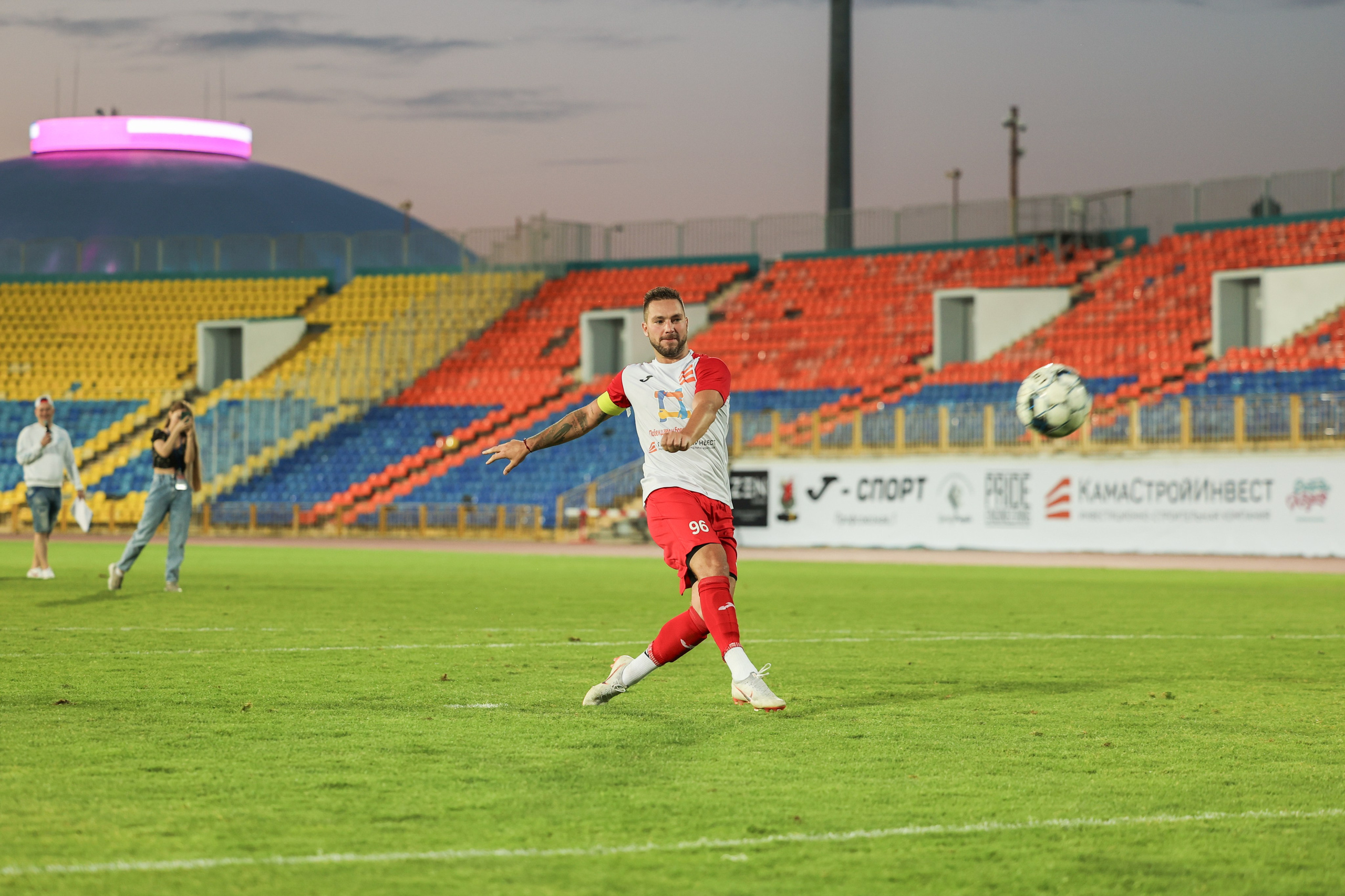 Благотворительный футбольный матч Друзья Бурмистрова vs ФК Fight Nights. Спортивный репортажный фотограф Казань Нафис Сиразетдинов