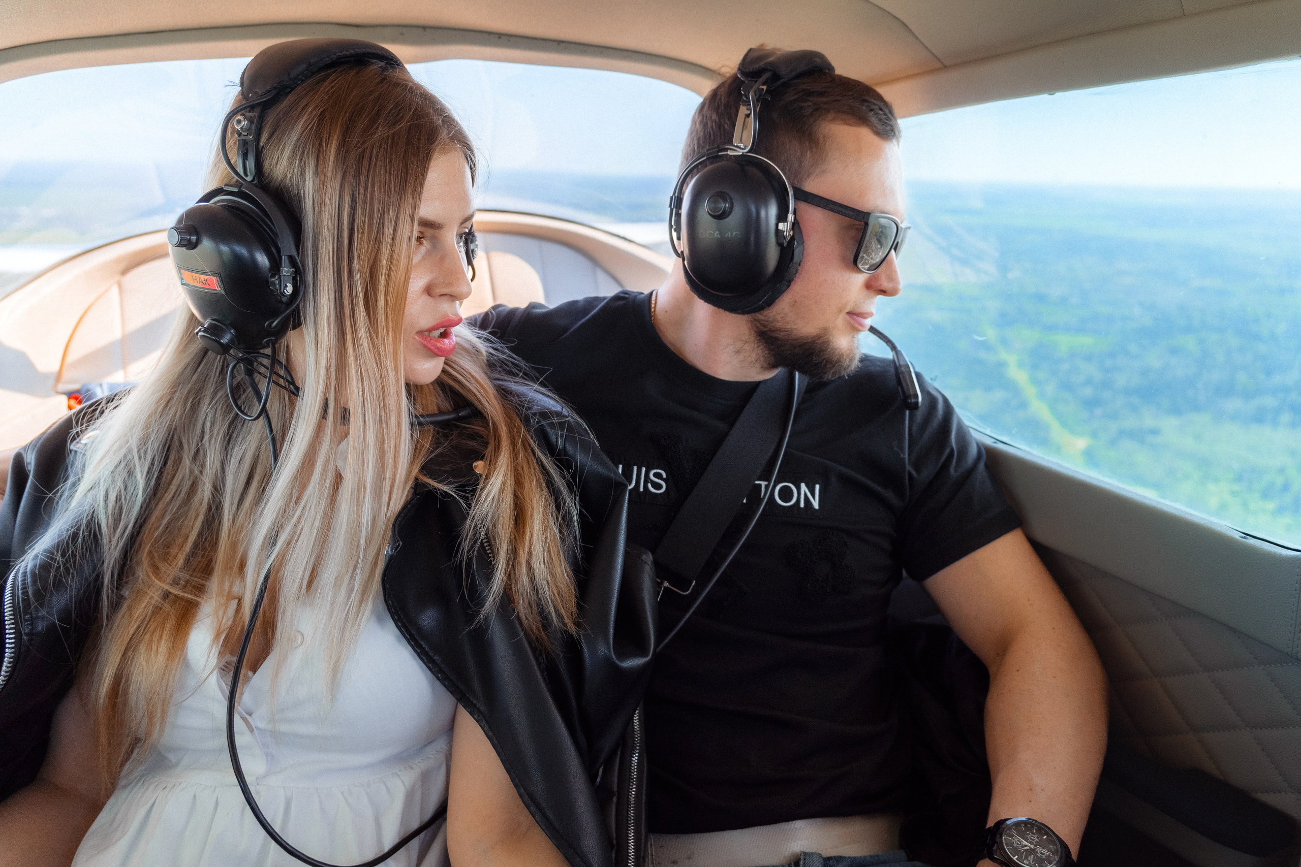 молодая пара в частном самолете