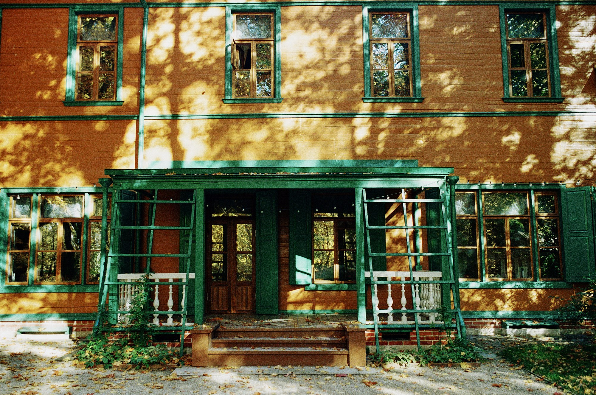 The Lev Tolstoy House Museum. Another person Pavel Potseluev. A photographer in 2025
