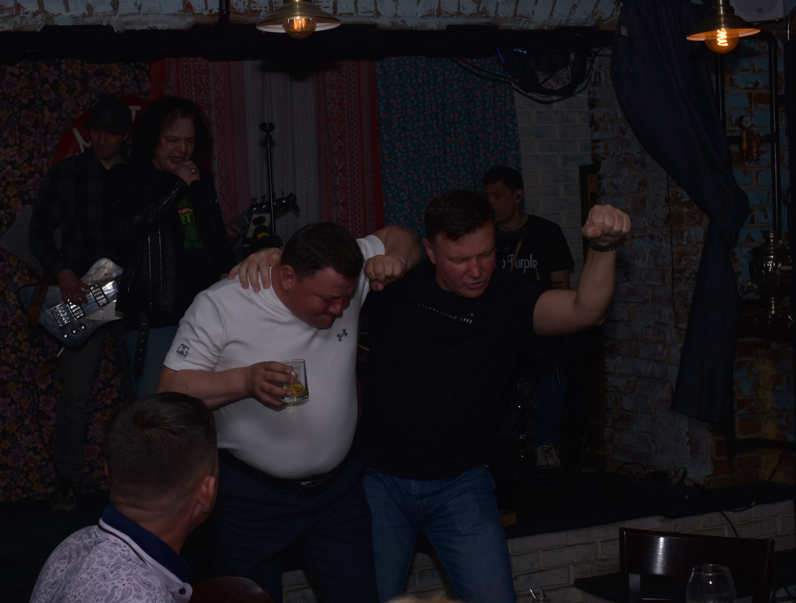 Hard Rock Cafe — Торжественный праздник дня рождения. Фотограф Владивосток (художественный портрет, празднование, торжество, мероприятие, фотопрогулка)