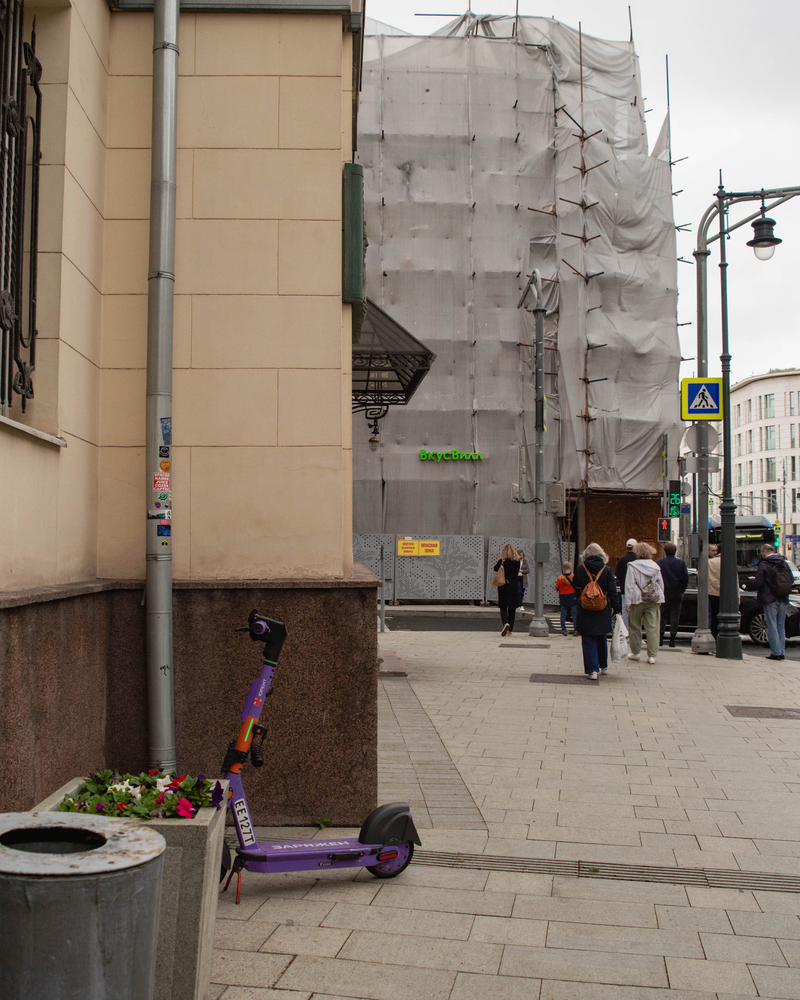 Типология «Стикербомбинг в городе». Фотограф Анастасия Лощакова в Москве