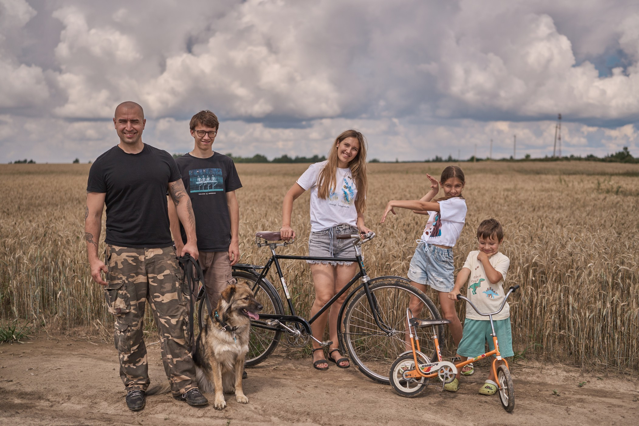 Пшеничное поле, битва Nerf и домик художницы. Фотограф Женя Пашкина