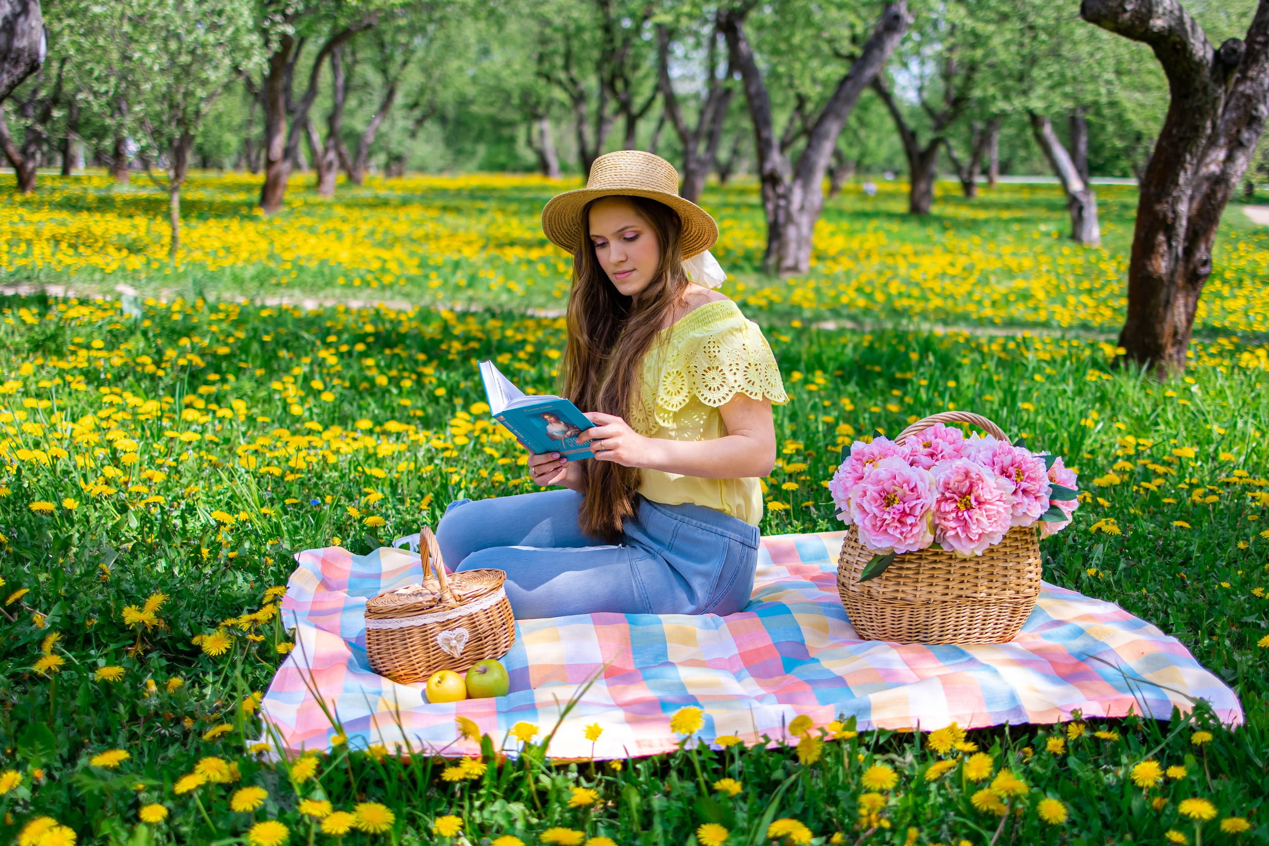 Ира в одуванчиках. Оксана Ромашкина- семейный и ньюборн фотограф из Москвы