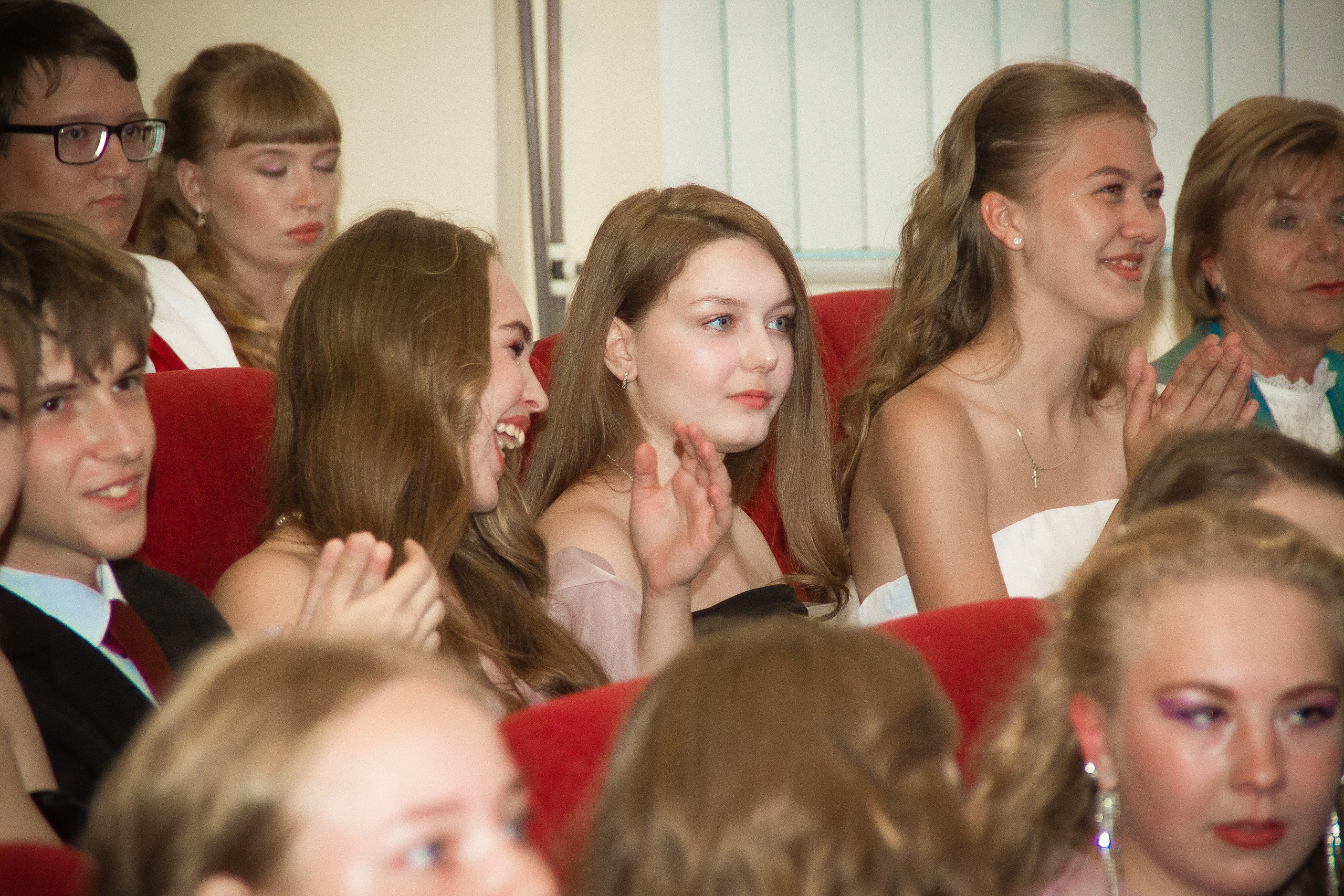 9-11 классы СЪЁМКИ ВЫПУСКНЫХ И ПОСЛЕДНИХ ЗВОНКОВ. Выпускные альбомы для школ и Детских садов в Барнауле /Выпускные/Свадебные/Детские/Семейные и др. виды съёмок /Фотограф Вера Валейко