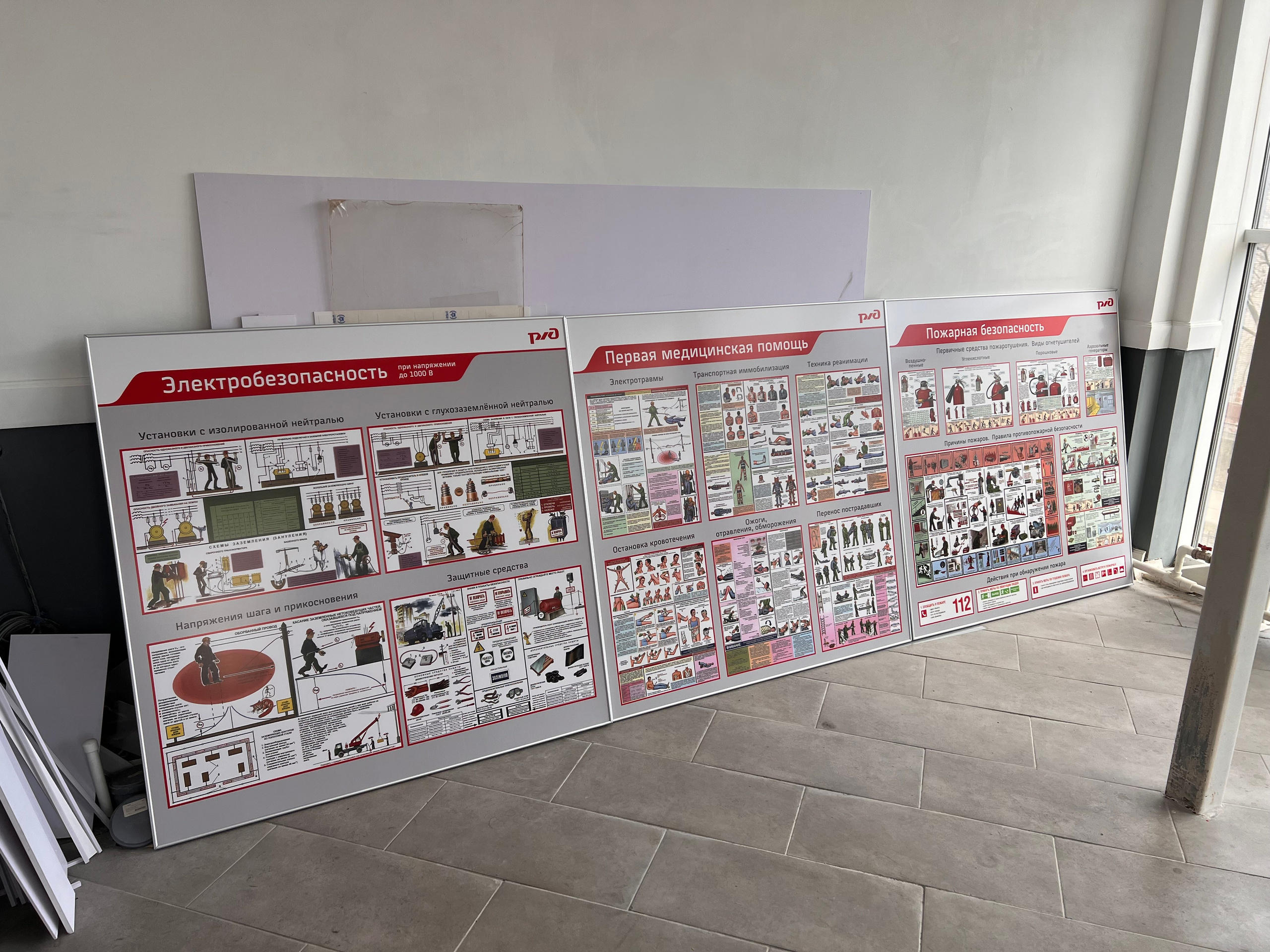 Фотографии офисных табличек, информационных стендов, вывесок