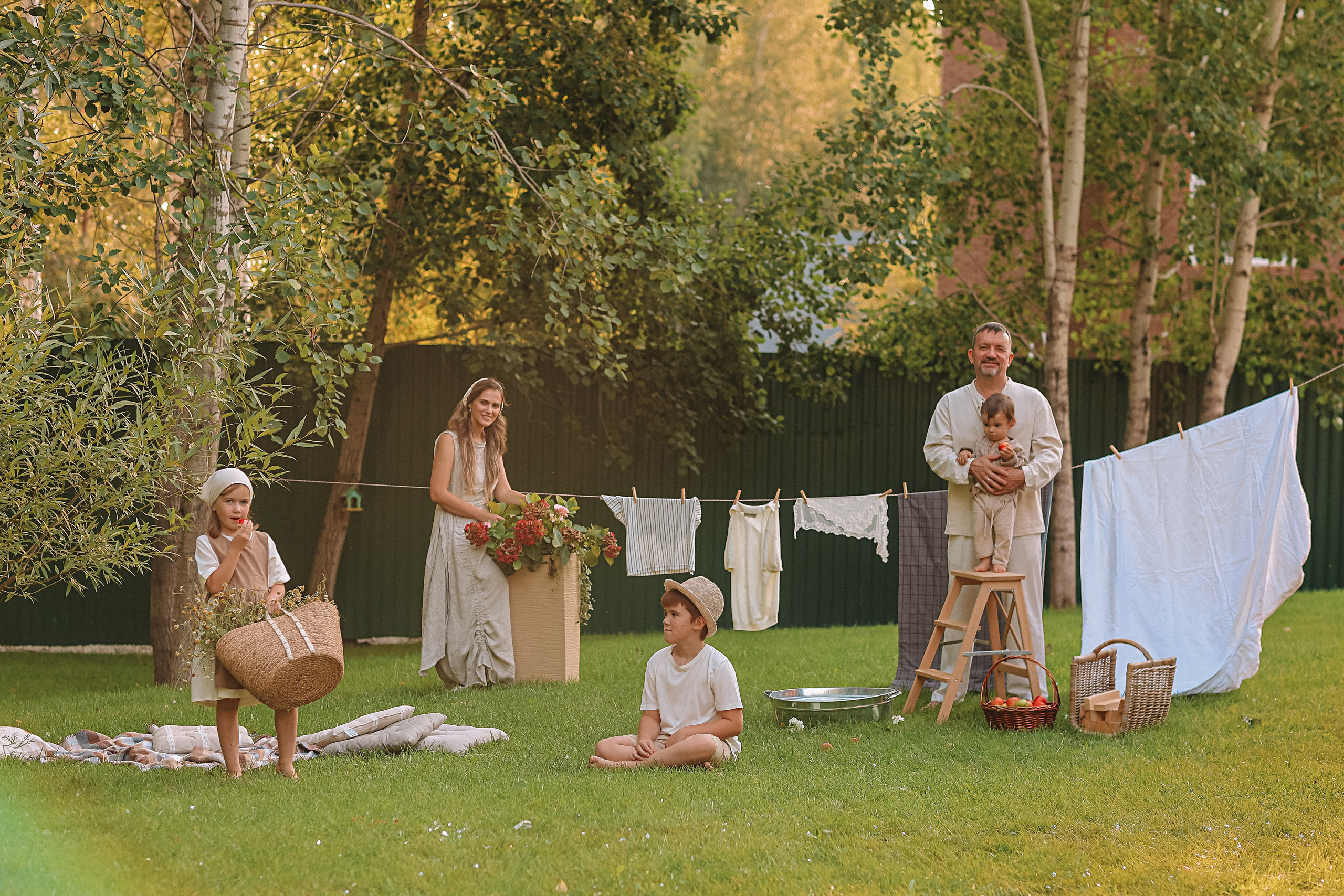 Стирка у дома. Семейный фотограф Тюмень, фотограф на роды Салмина Мария