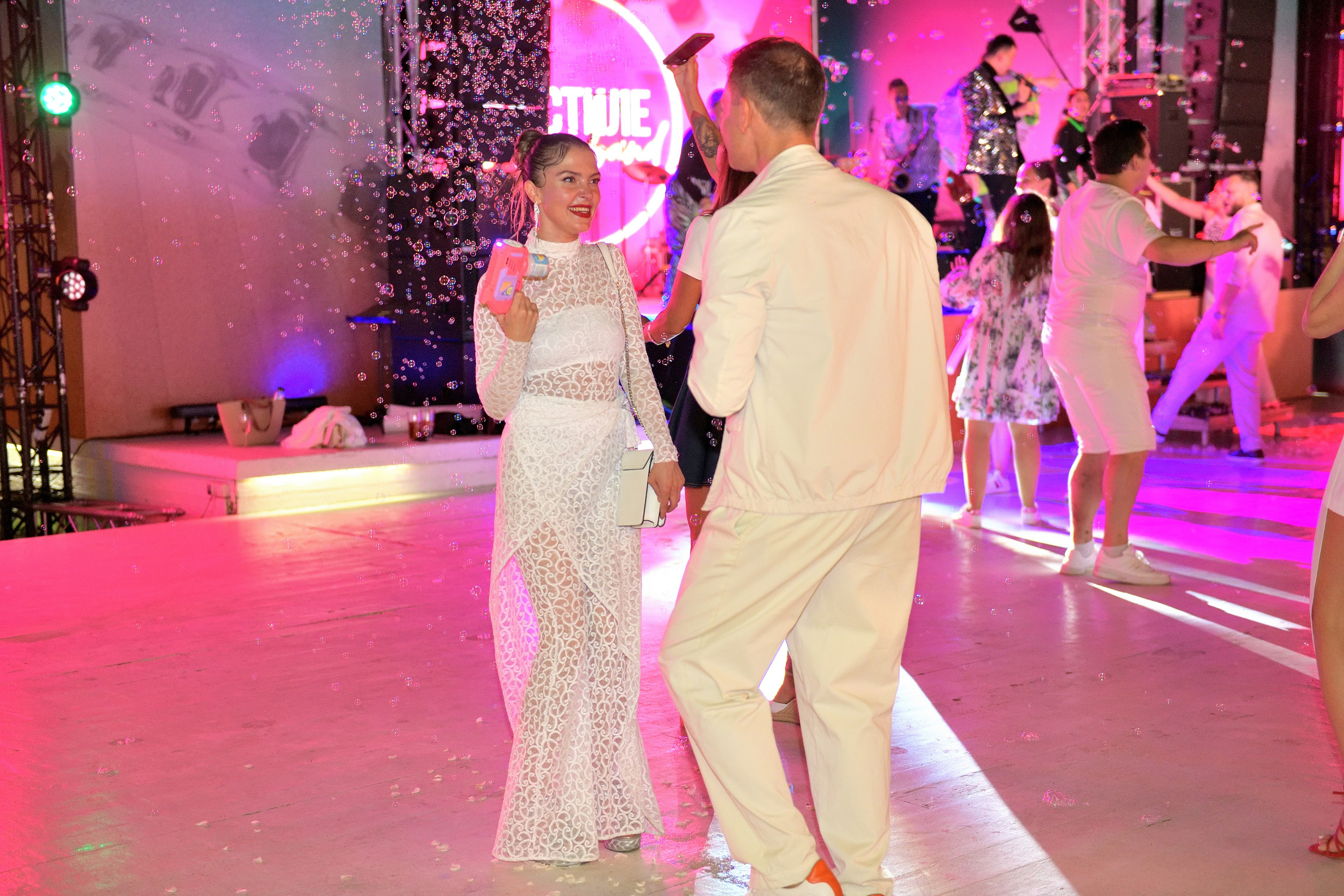 "Люди в белом на вечеринке в парке "Березы".