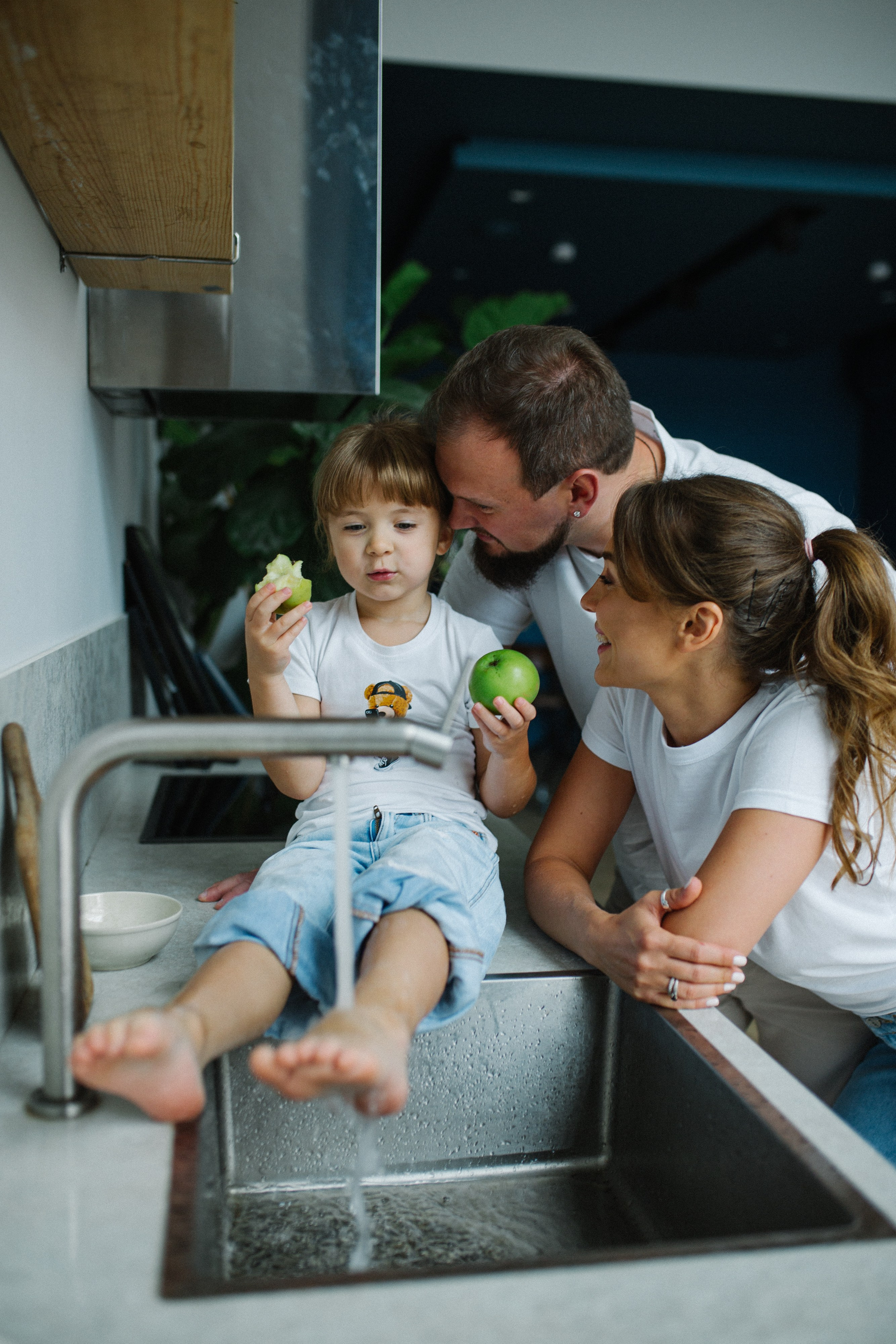 Купание с танцами на столе. Фотограф Оля Батист