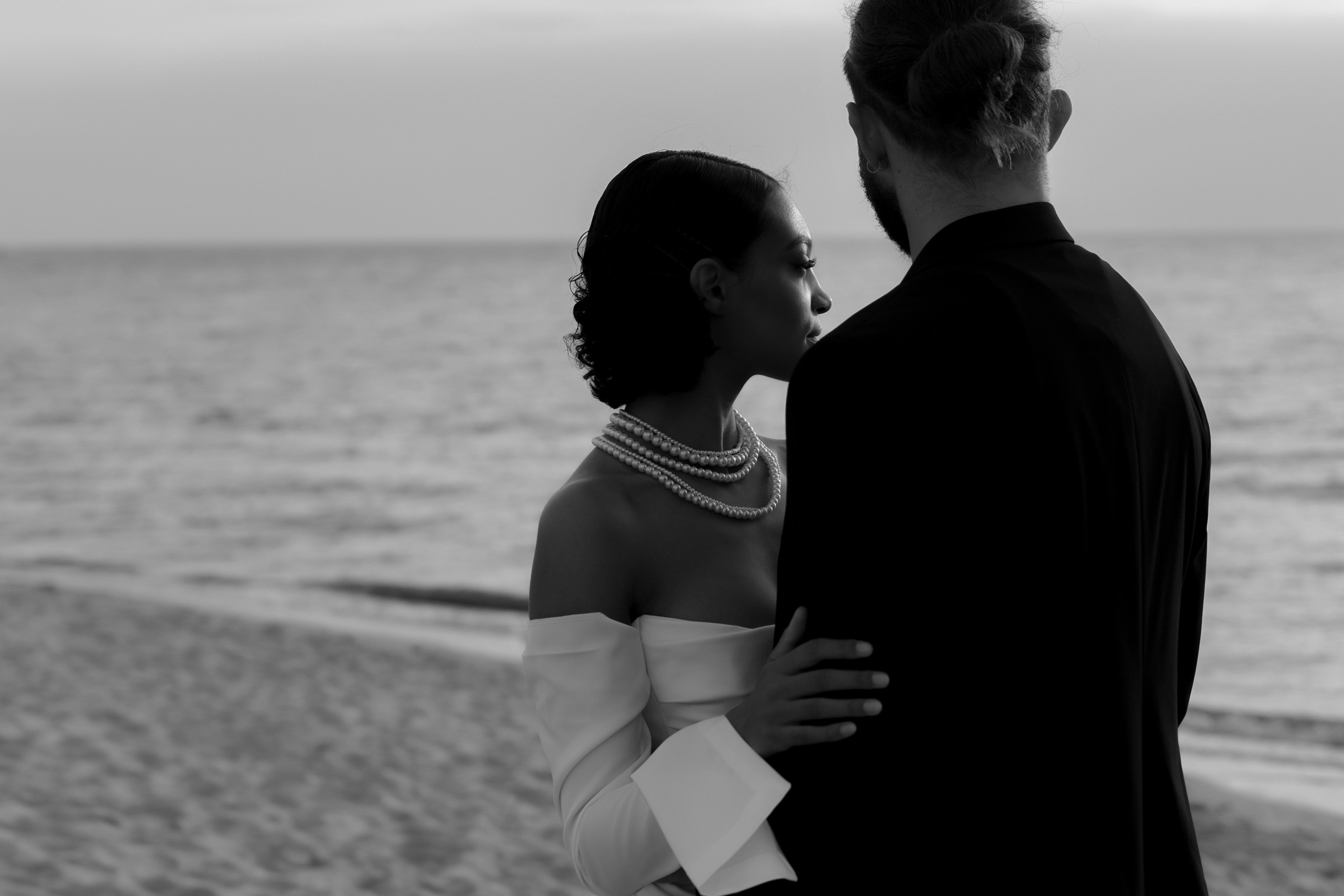 Выездная регистрация на море с белыми розами. Свадебный фотограф Калининград