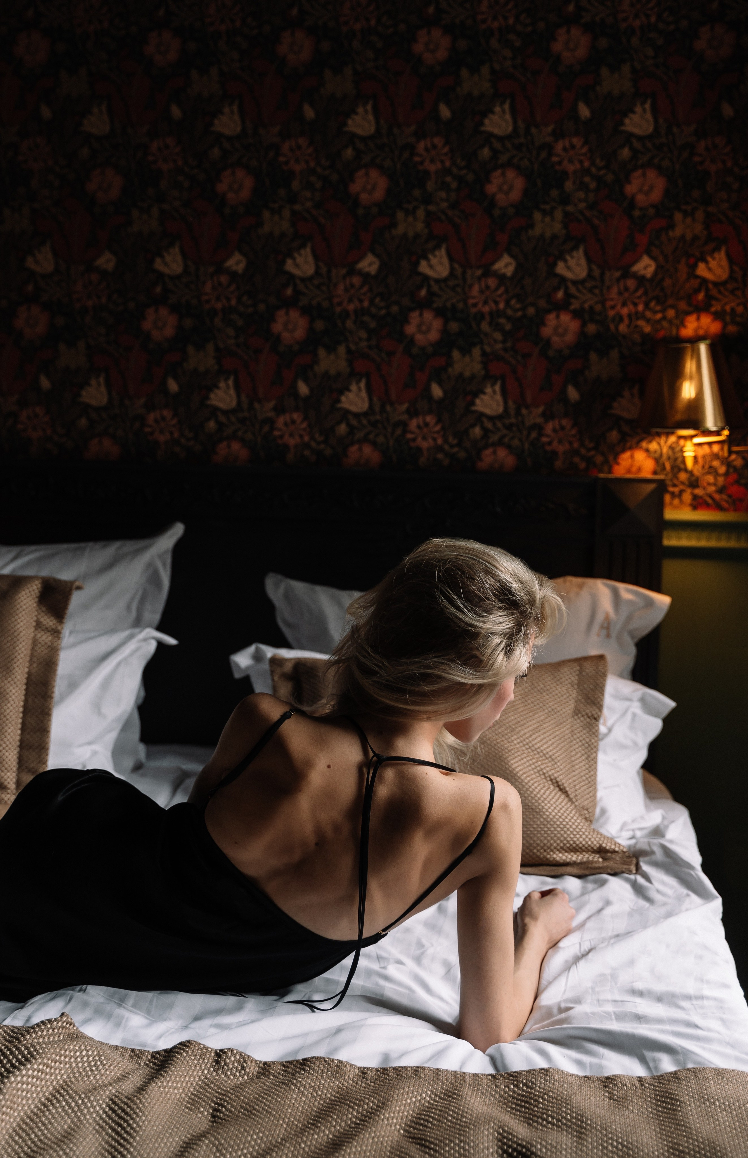 Будуарная история в отеле. Портретный фотограф в Москве