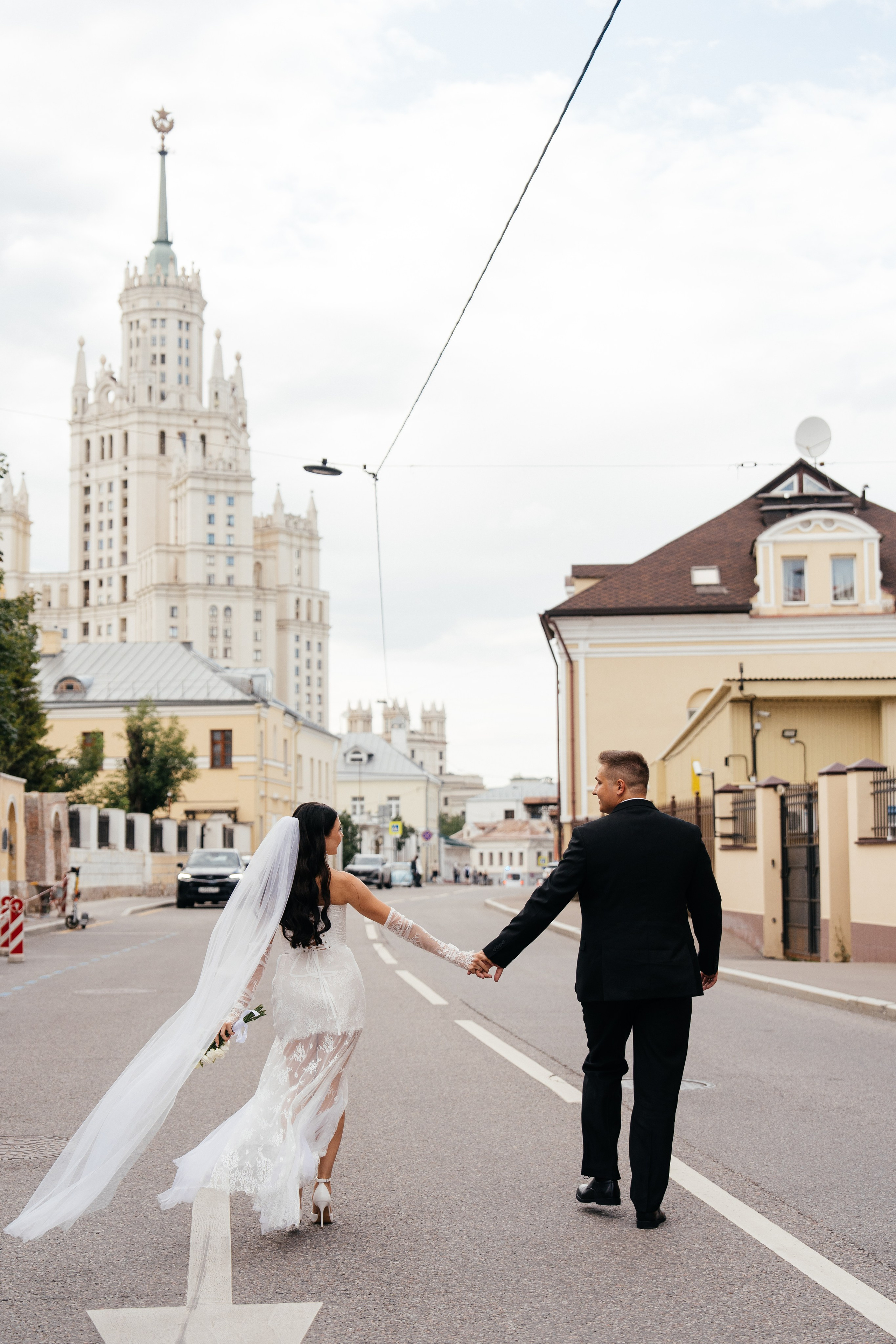 Свадебная фотосессия в Москве у высотки на Котельнической набережной. Свадебный фотограф в Москве Анна Полушина