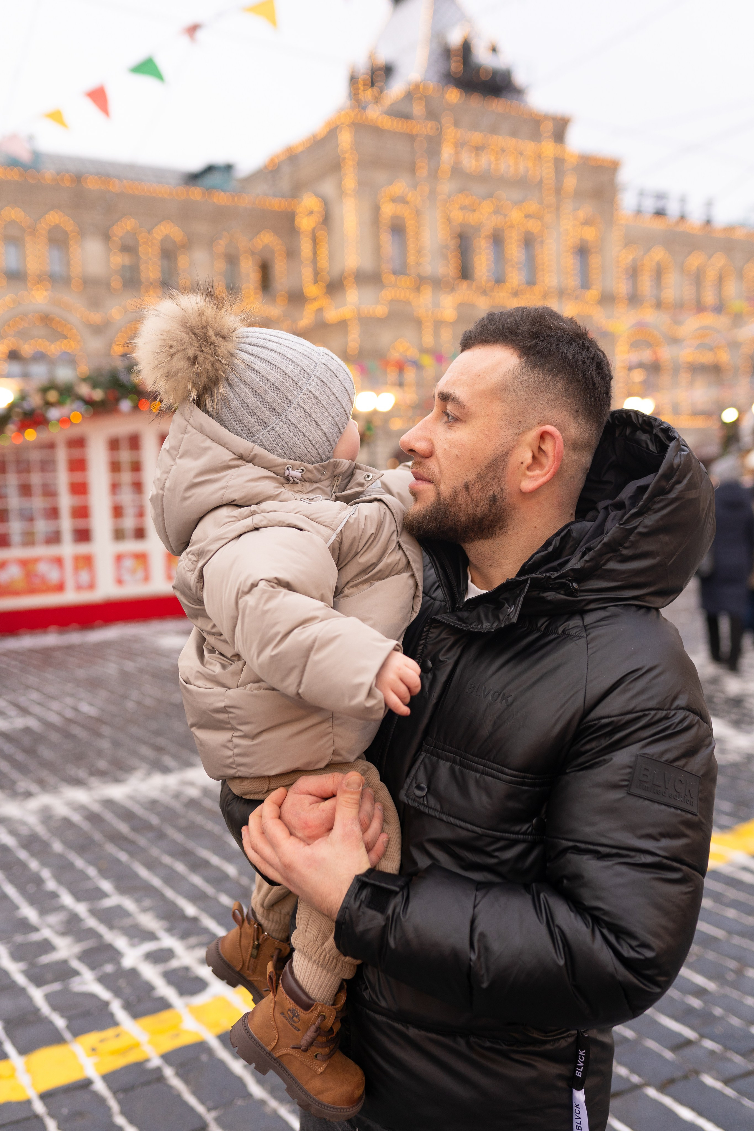 Павел, Егор и Наталия на ГУМ Ярмарке. Свадебный фотограф в Москве Анна Полушина
