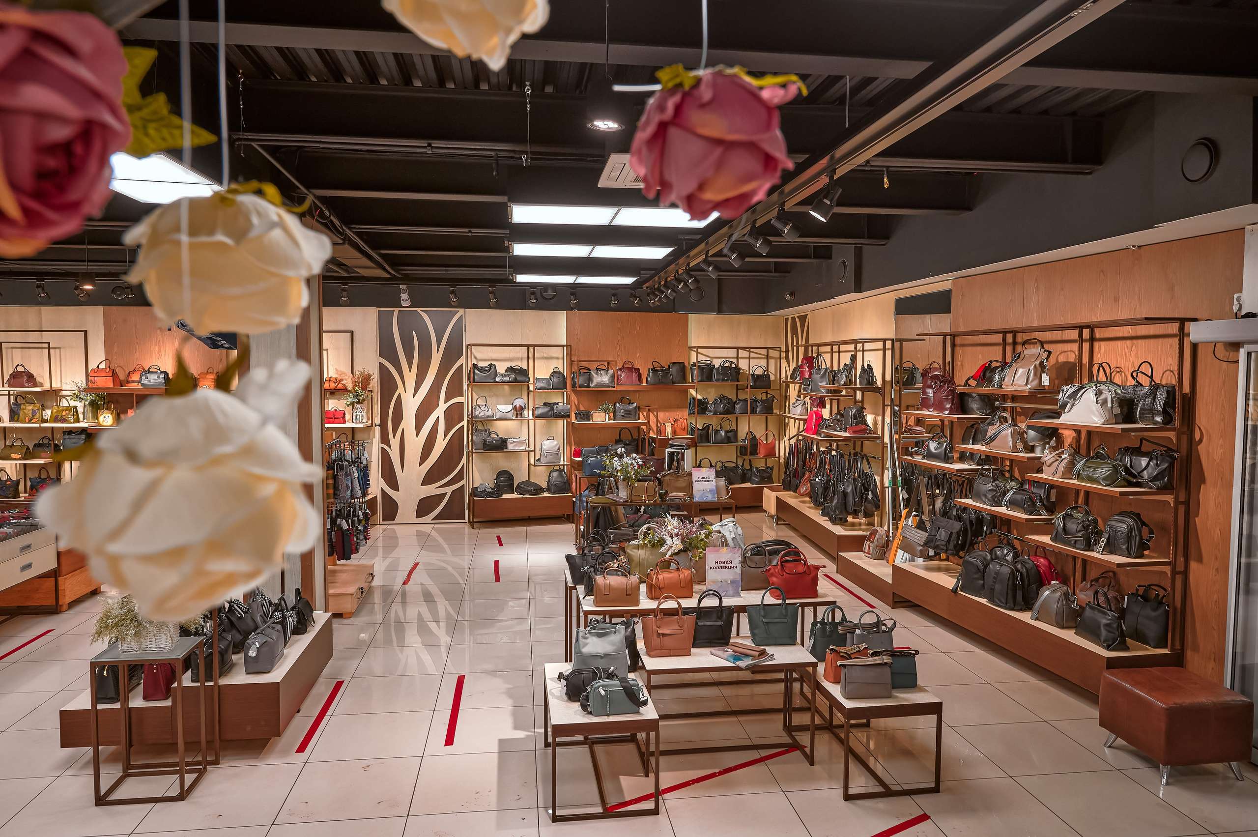 Портфолио по интерьерной и экстерьерной фотосъёмки: Мир сумок — Левый берег. Фотограф Яковлев Роман — Красноярск