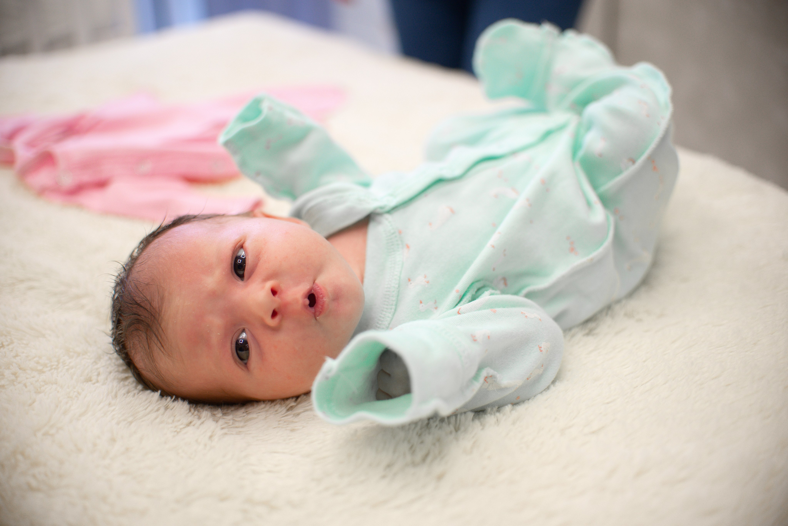 Крошка Манэ дома с родителями. Семейный фотограф на выписку из роддома и крещение Минск Настя Гришук