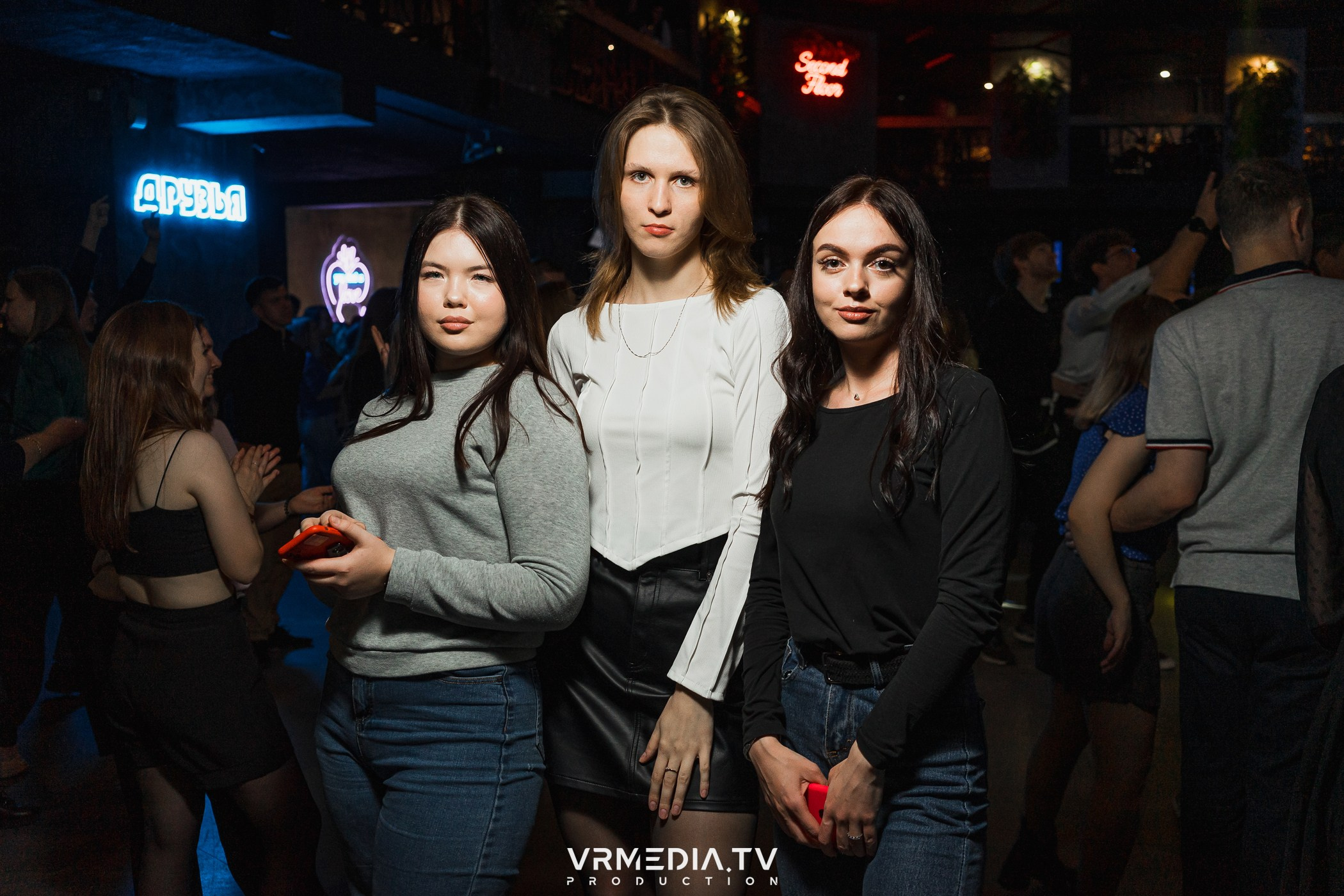 Бумажный дом в баре «Друзья»