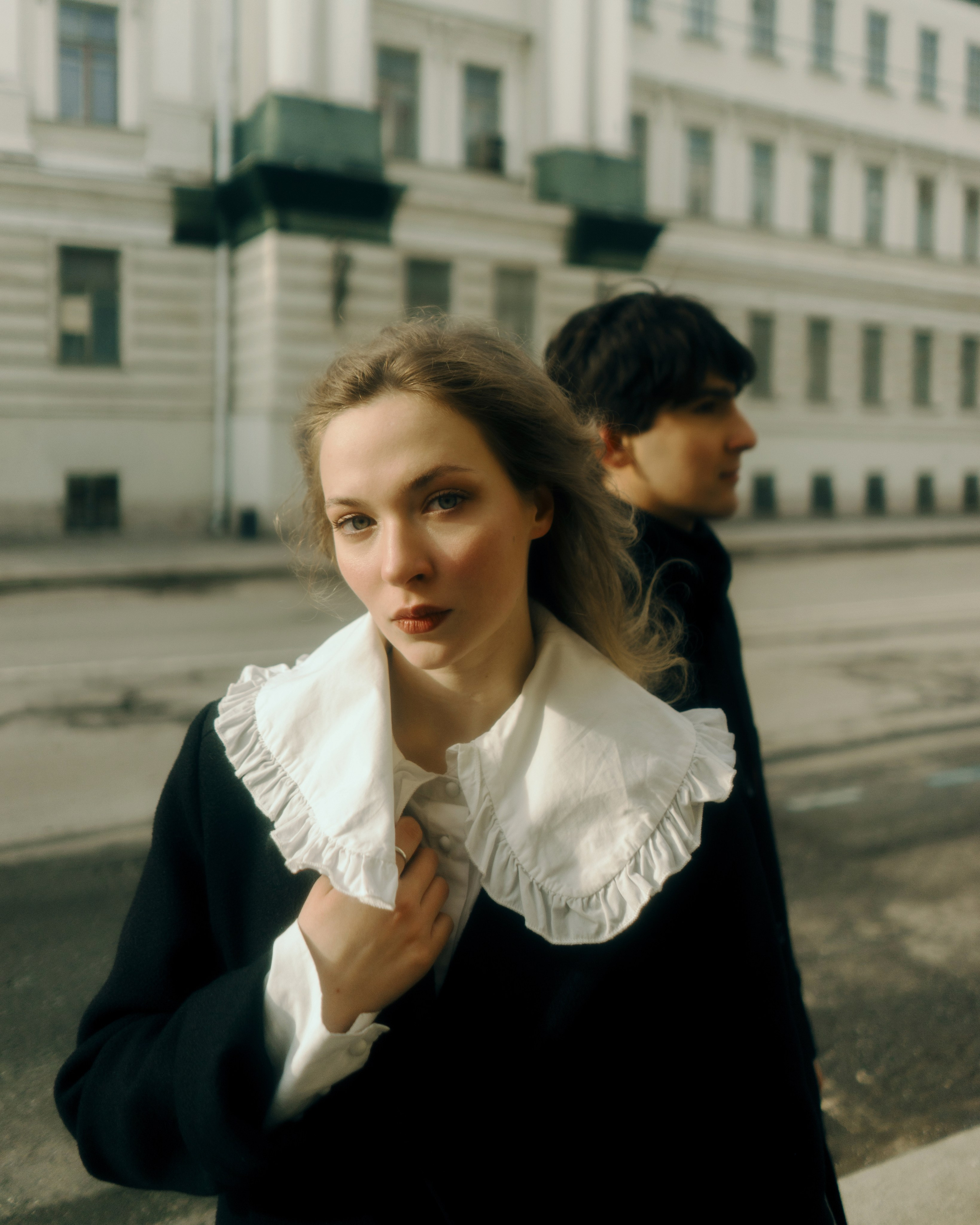 Крупный портрет девушки в лавстори съемке, авторская фотосессия пары в Петербурге с художественной глубиной в винтажном стиле