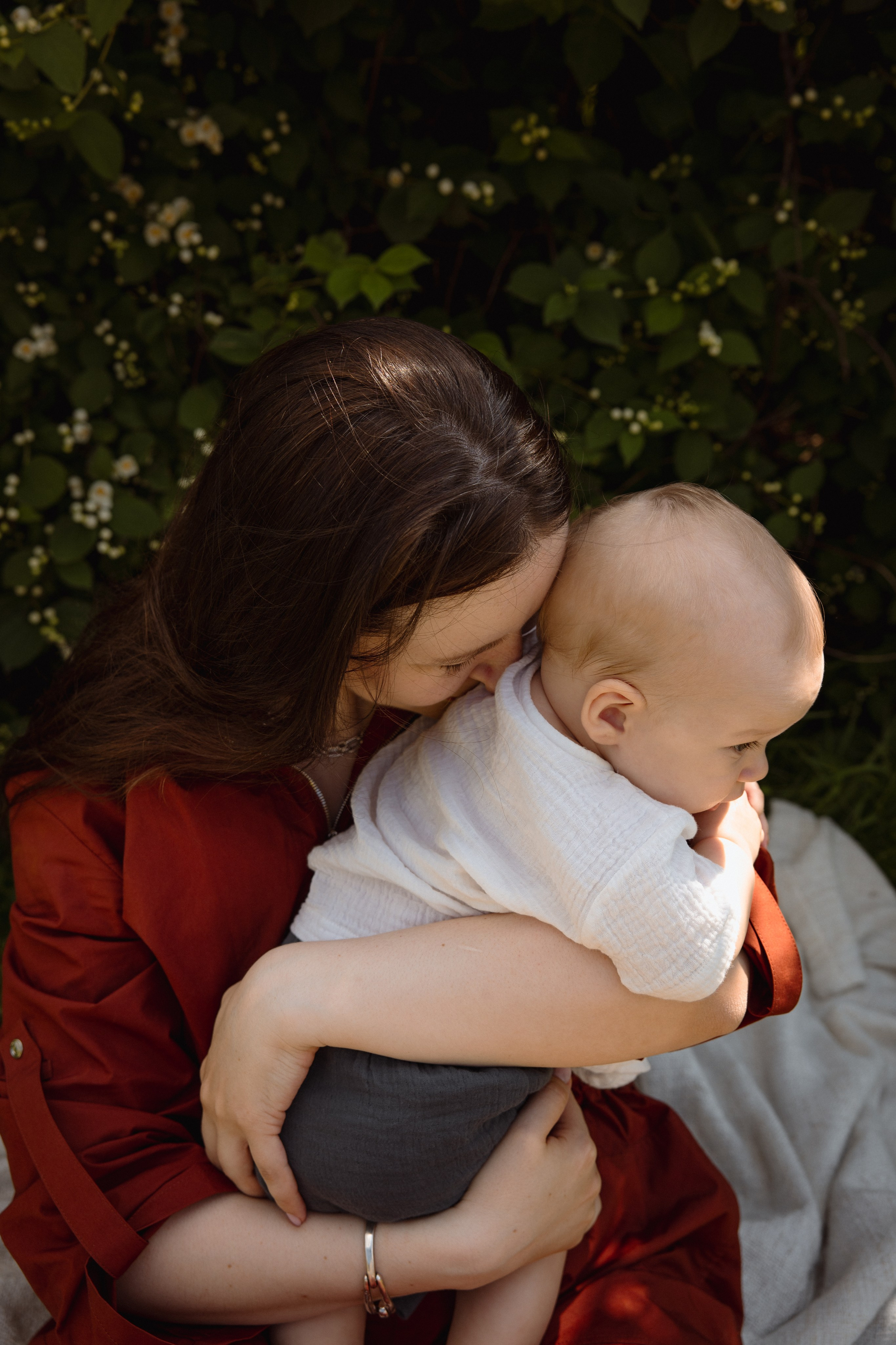 Настя с сыном у Alma-Mater. Ваш семейный newborn и lifestyle фотограф в СПБ Наталья Журавлева