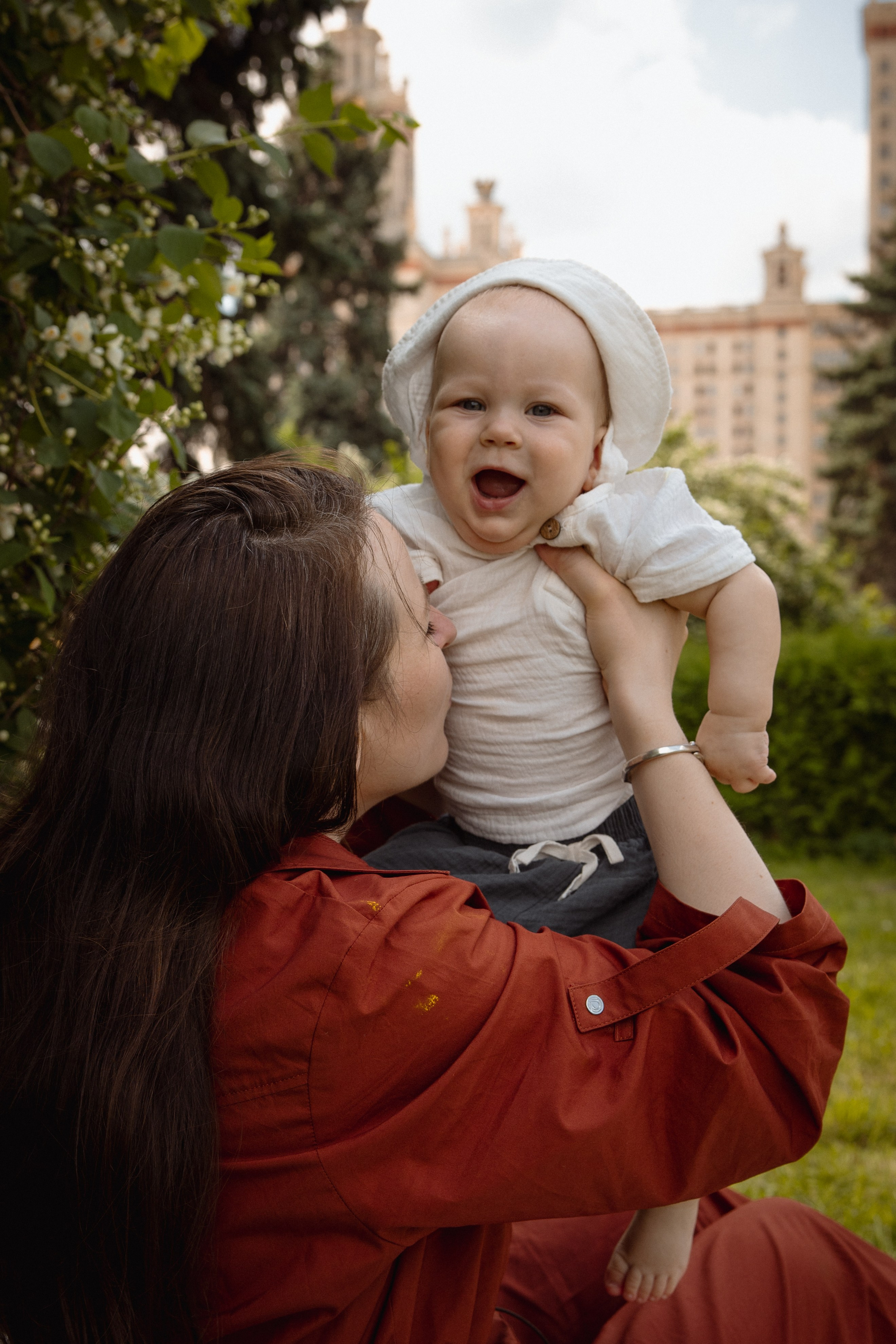Настя с сыном у Alma-Mater. Ваш семейный newborn и lifestyle фотограф в СПБ Наталья Журавлева