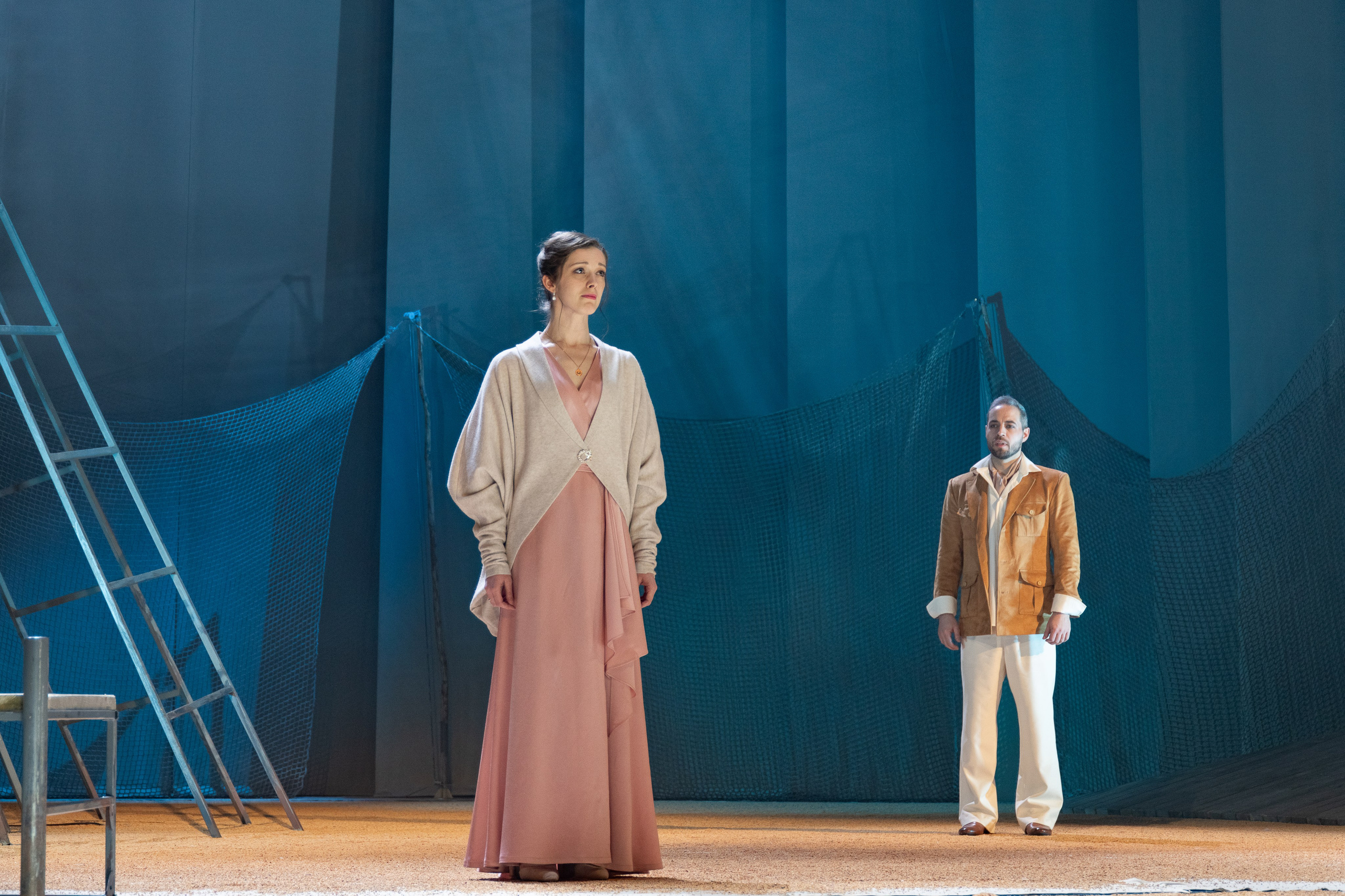 Актёры Наталия Прокопенко и Алексей Егоршин на сцене САДТ им.М.Горького 