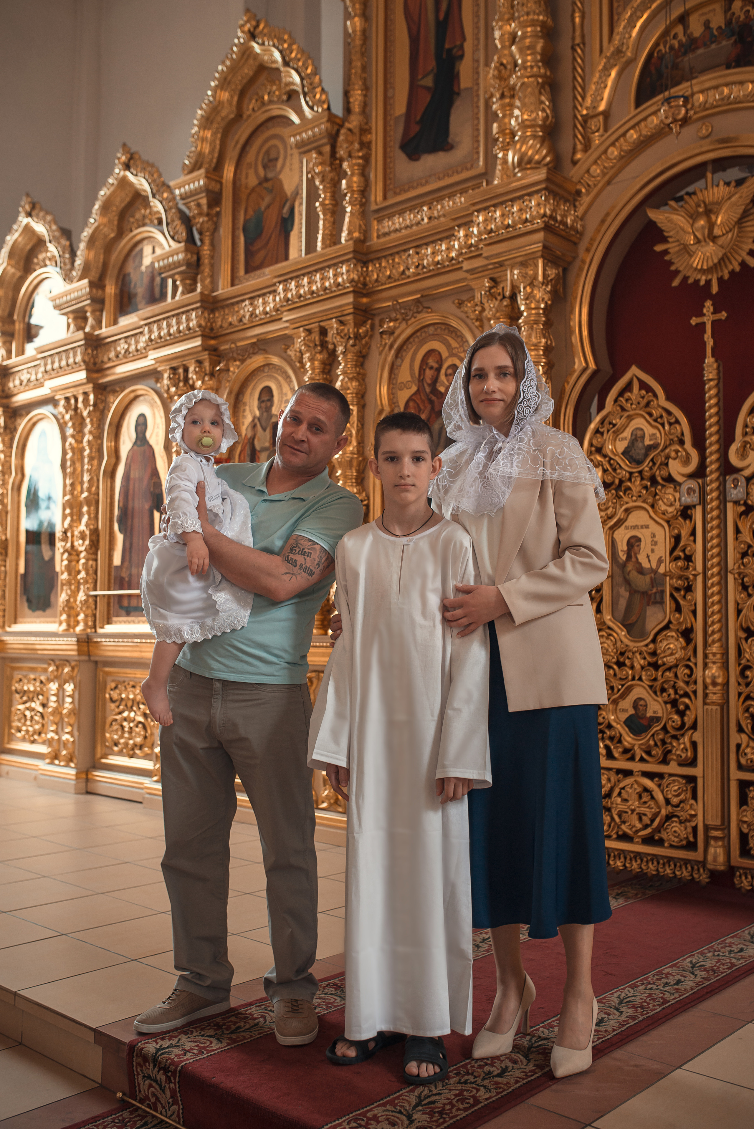 Семейное фото на крестинах в Казанском храме в городе Саратове