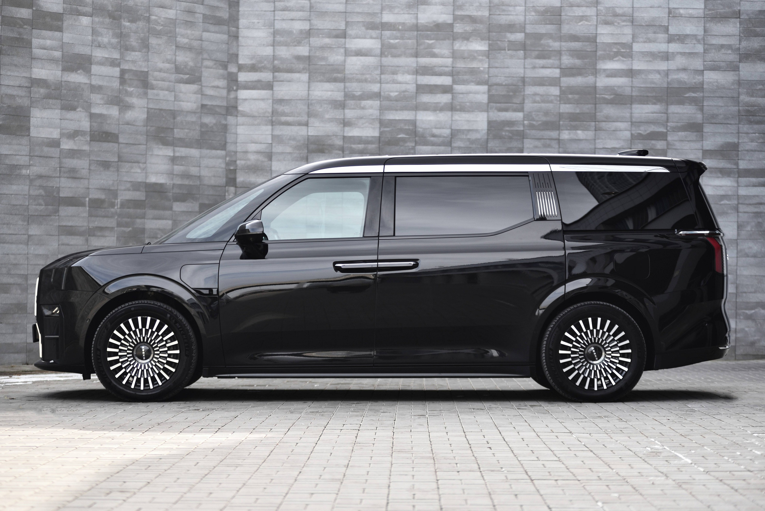 Zeekr 009. Автомобильный и интерьерный фотограф в Минске Александр Тагаев