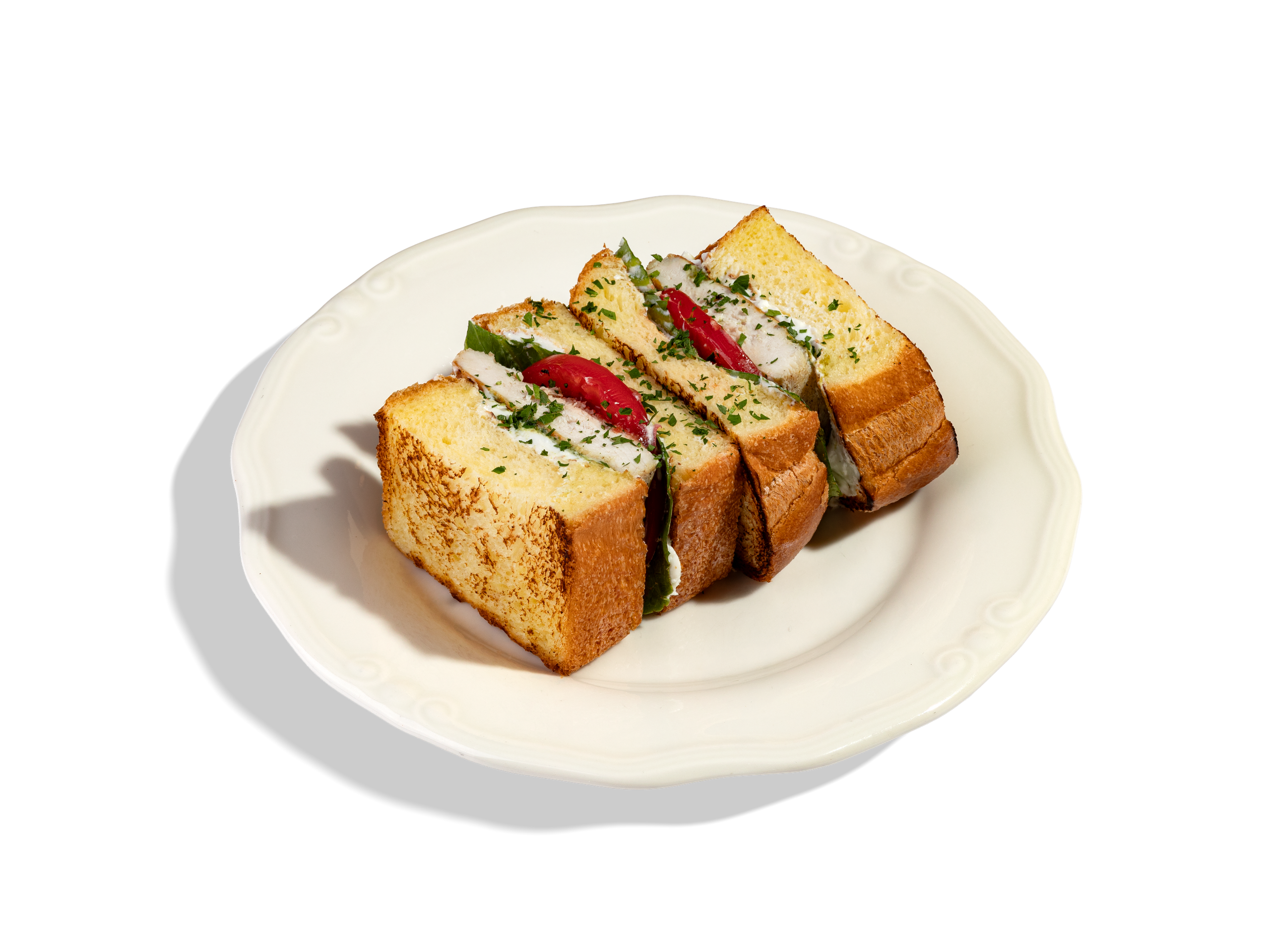 СЭНДВИЧ С ЦЫПЛЕНКОМ, СОУСОМ ПЕСТО  И ТОМАТАМИ — 750Р. Воздушный тост бриошь, куриное филе, соус песто, салат романо, взбитый сыр фета, томаты, петрушка. 