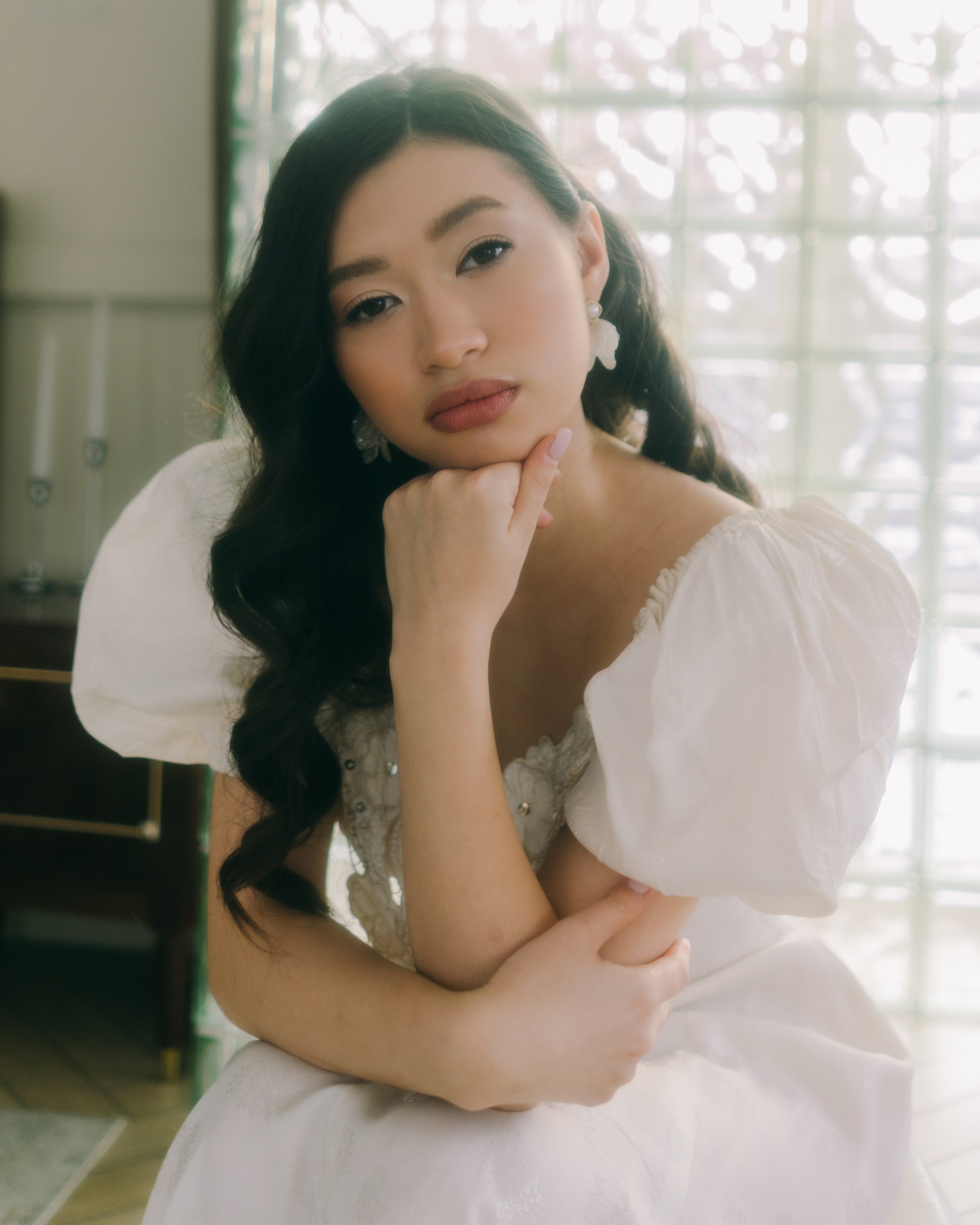 Крупный женский портрет невесты в свадебном платье, художественная bridal фотосессия