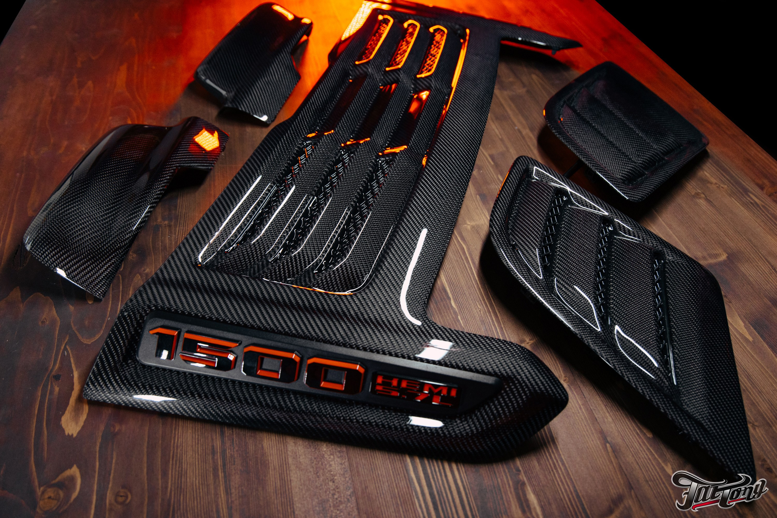 Ram 1500 ламинация карбоном, окрас шильдов, проушин, установка света в решетку. DeLorein