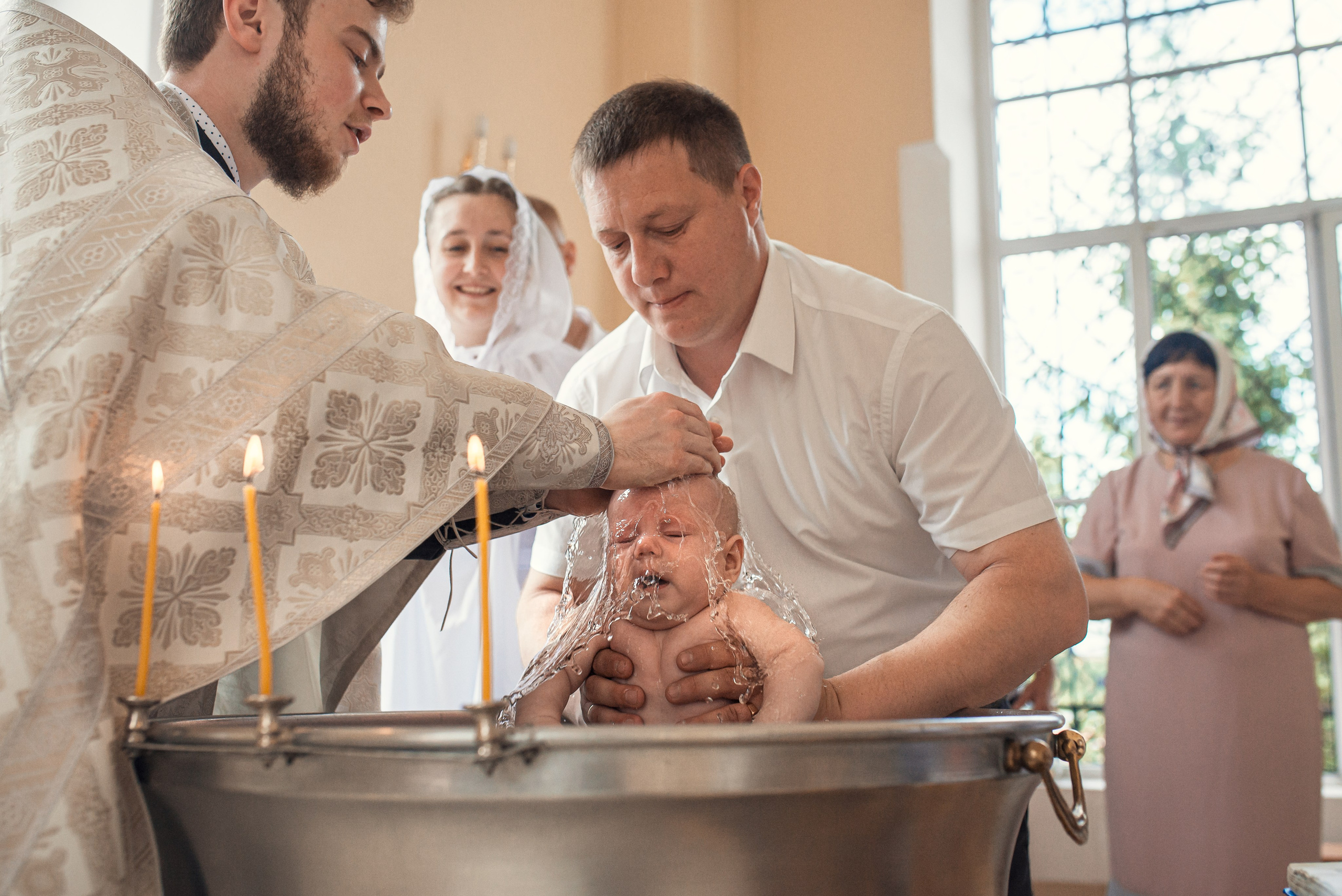 малыш в купели, происходит крещением малыша в покровском храме сартова, фотограф на крещение в городе сартов