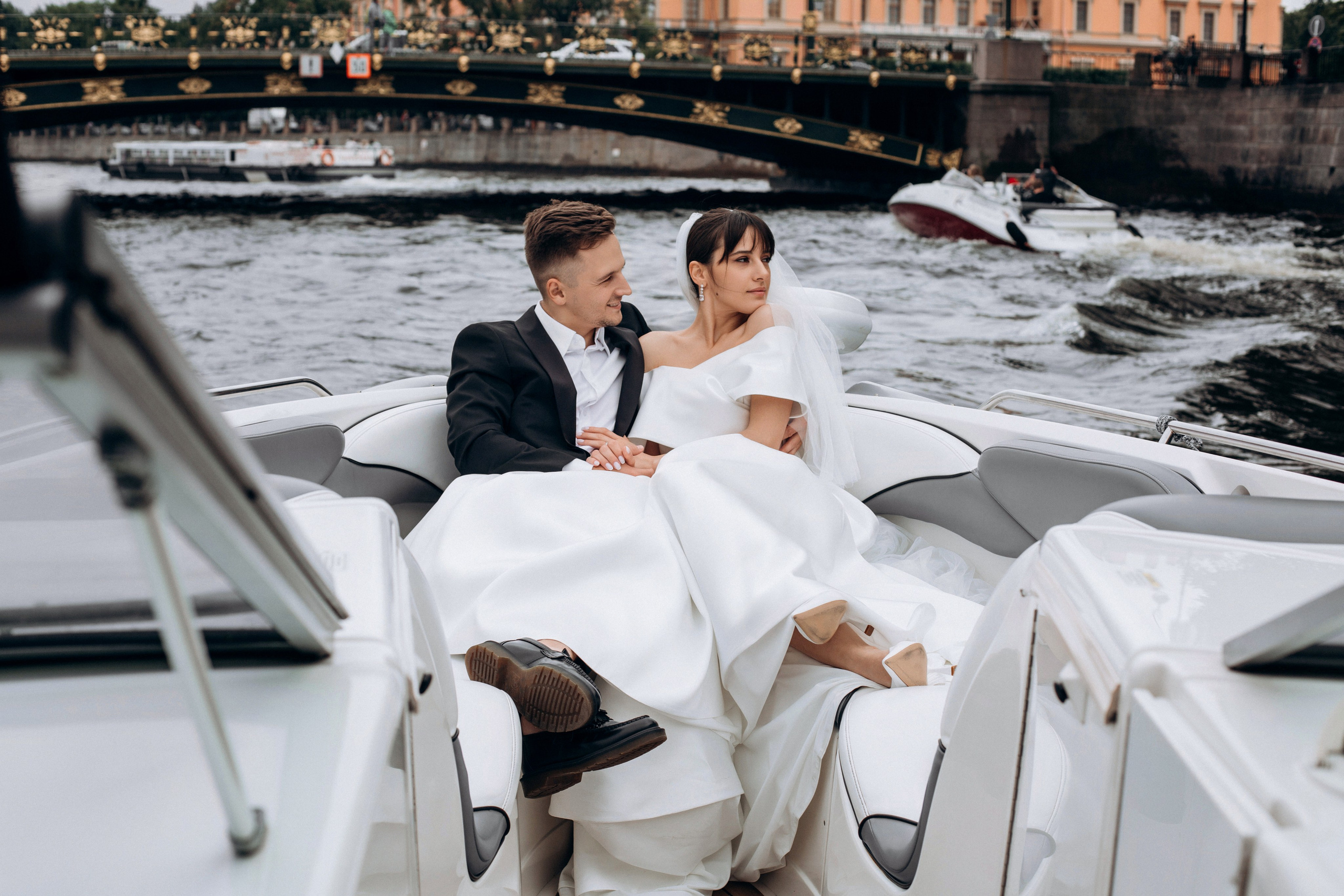 Свадьба на катере. Свадебный фотограф в Санкт-Петербурге Вика Стукачева