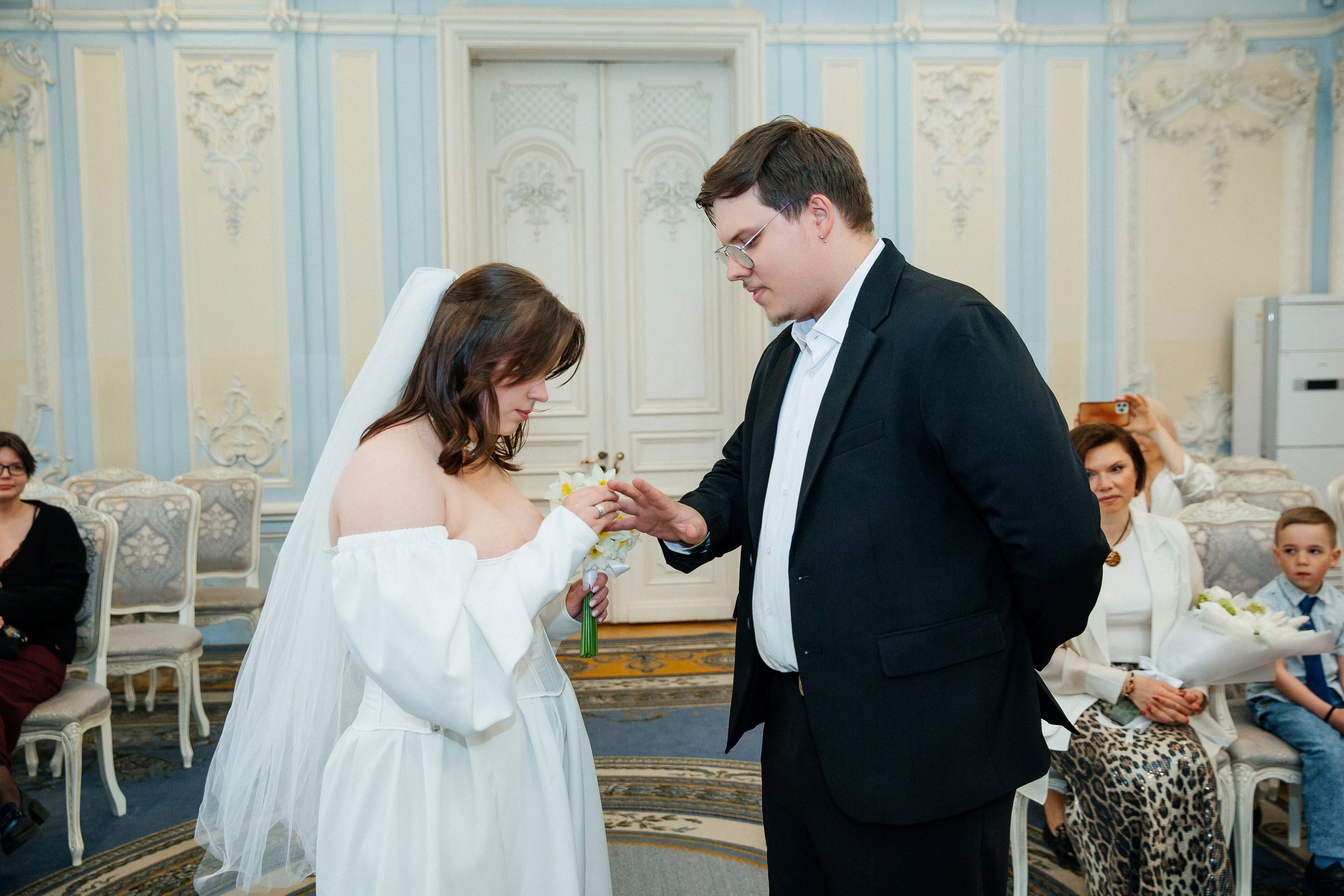 Съемка в отеле и регистрация прохладным майским днем. Свадебный фотограф в Санкт-Петербурге Вика Стукачева