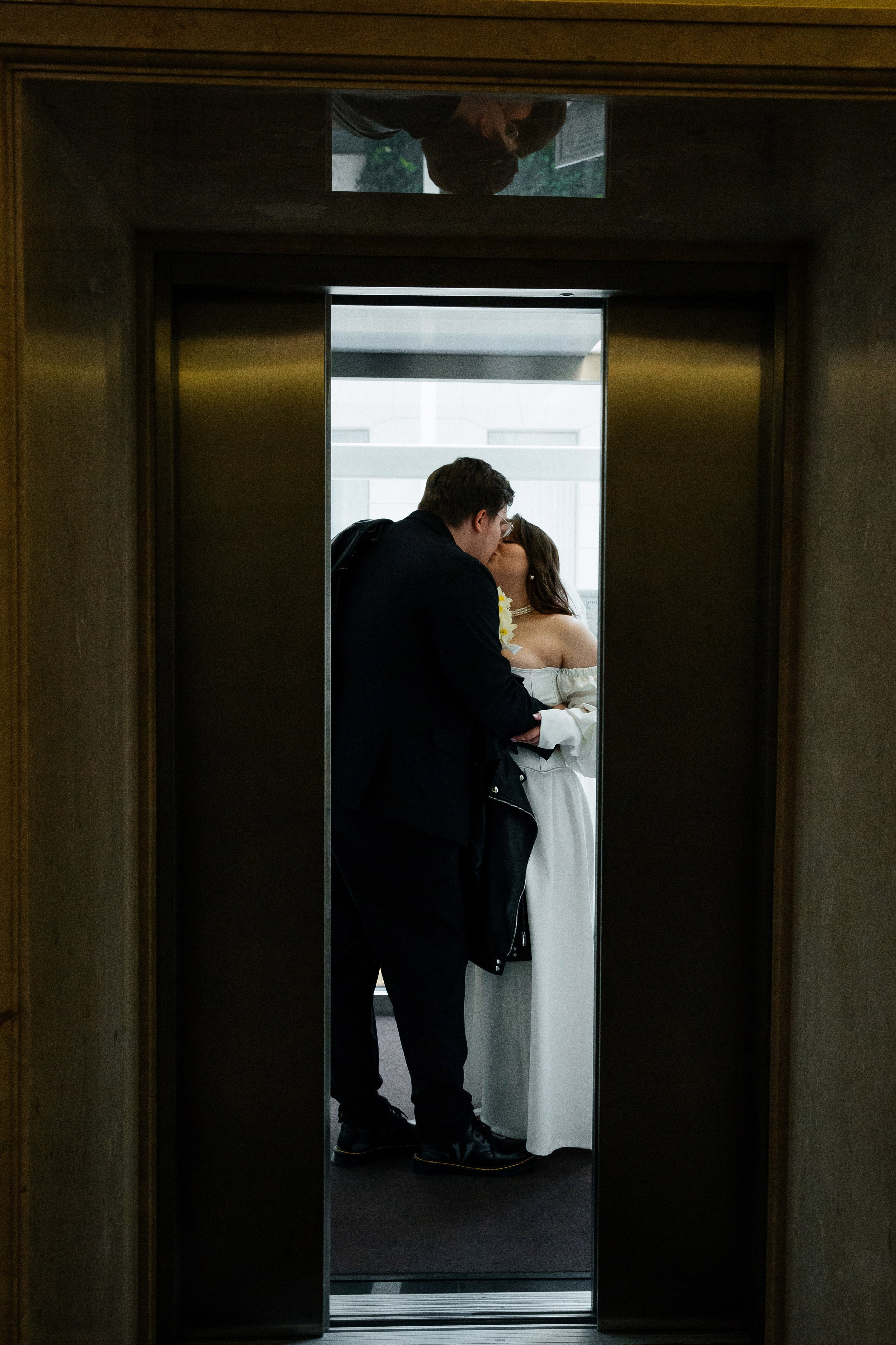 Съемка в отеле и регистрация прохладным майским днем. Свадебный фотограф в Санкт-Петербурге Вика Стукачева