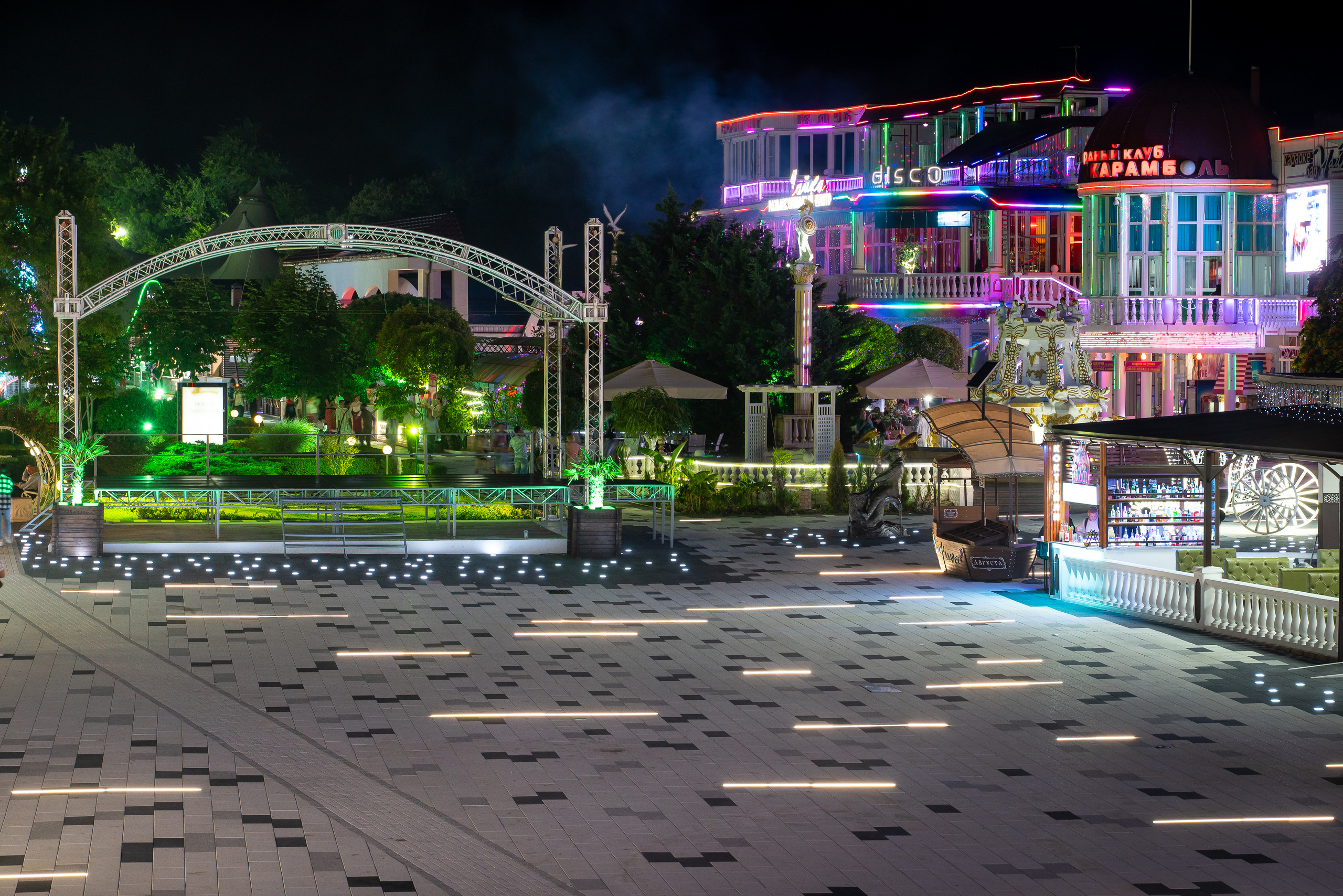 Ночная набережная в Кабардинке. Жизнь курорта Кабардинка в фотографиях
