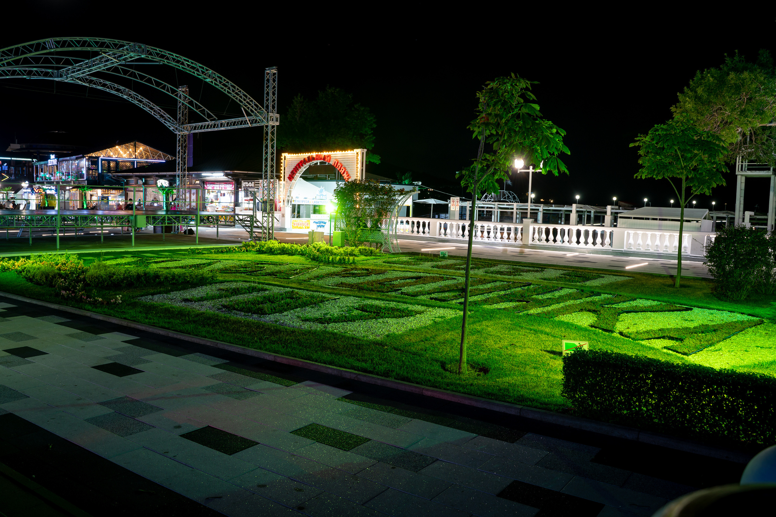 Ночная набережная в Кабардинке. Жизнь курорта Кабардинка в фотографиях