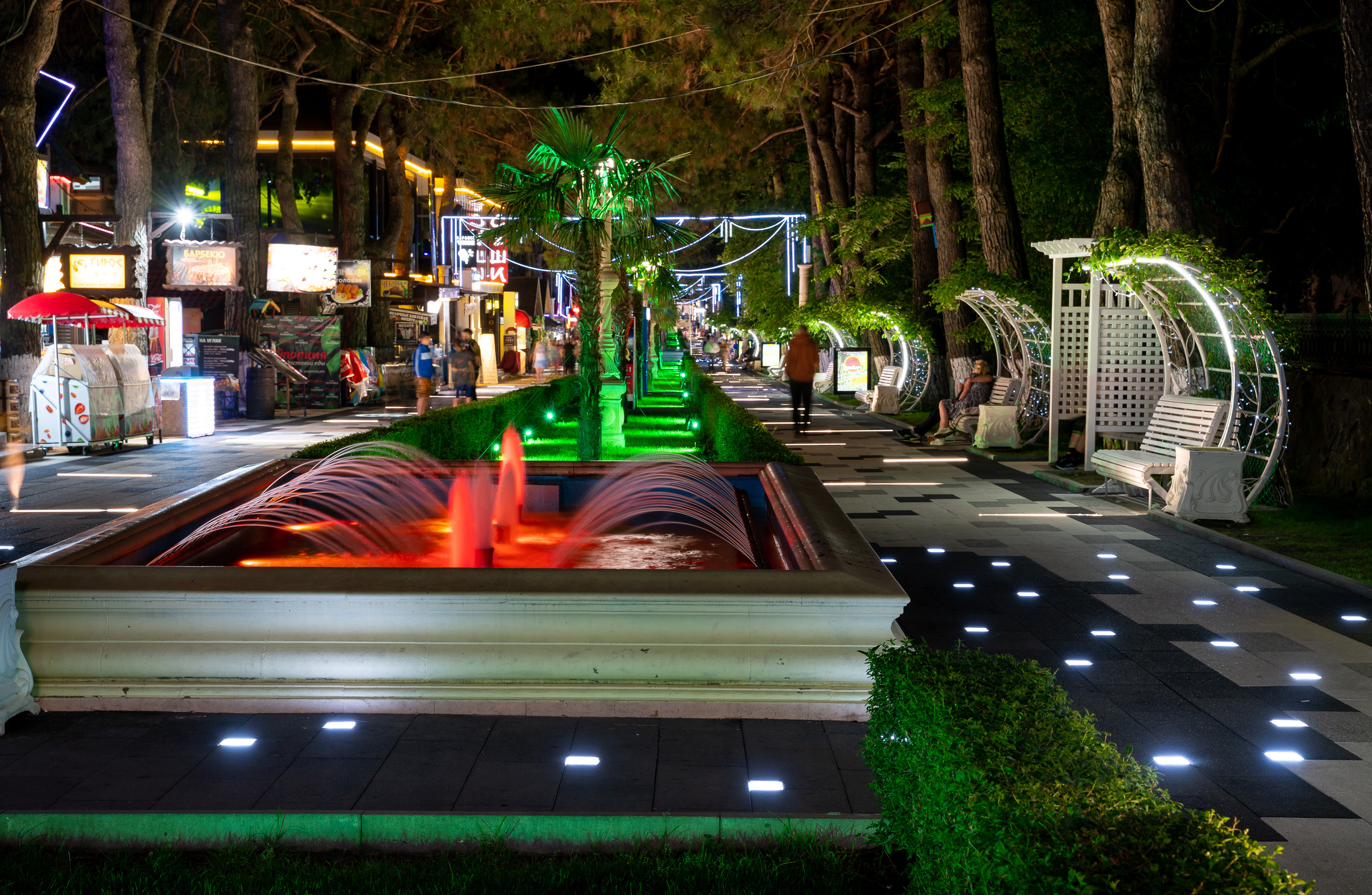 Ночная набережная в Кабардинке. Жизнь курорта Кабардинка в фотографиях