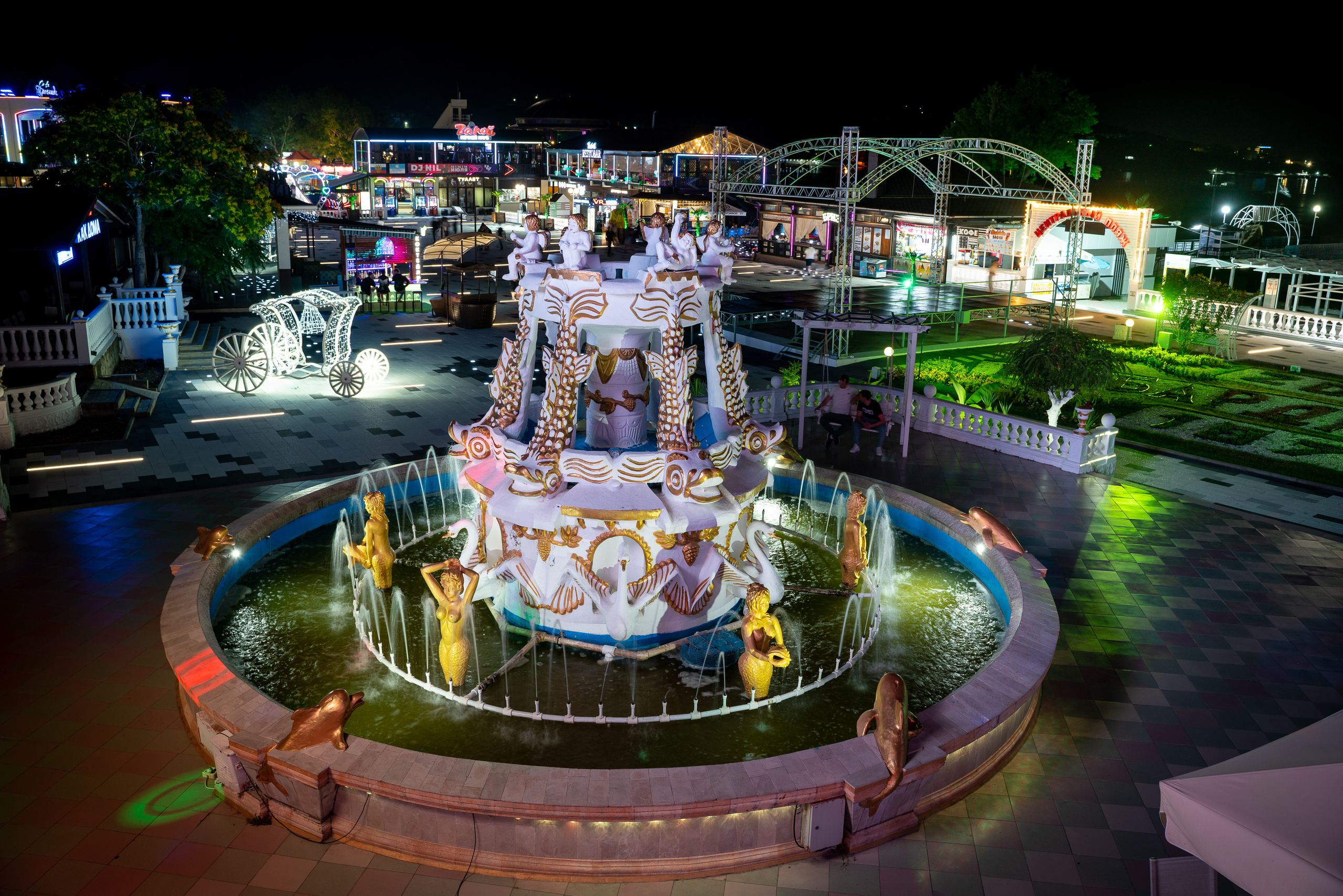 Ночная набережная в Кабардинке. Жизнь курорта Кабардинка в фотографиях