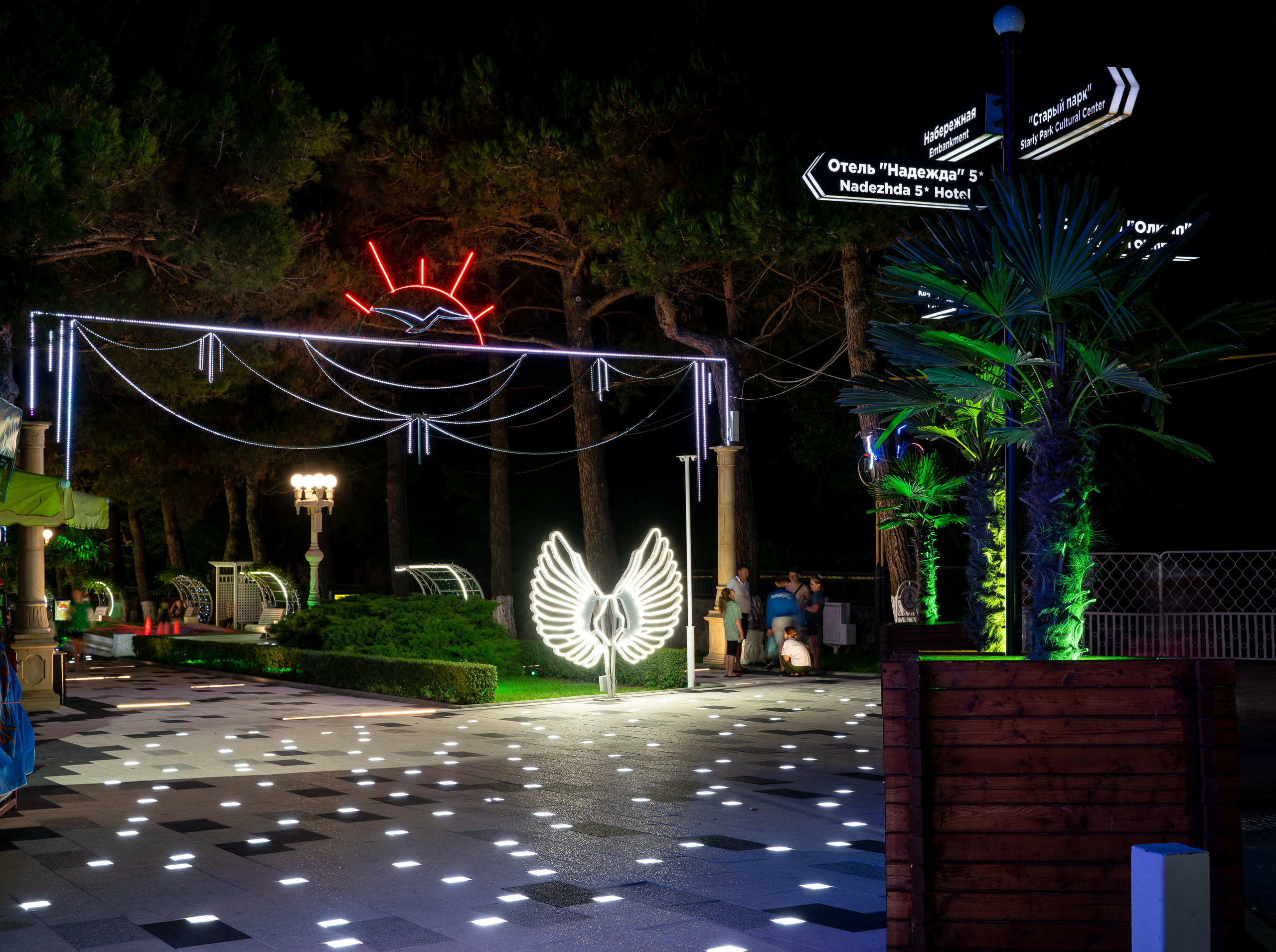 Ночная набережная в Кабардинке. Жизнь курорта Кабардинка в фотографиях