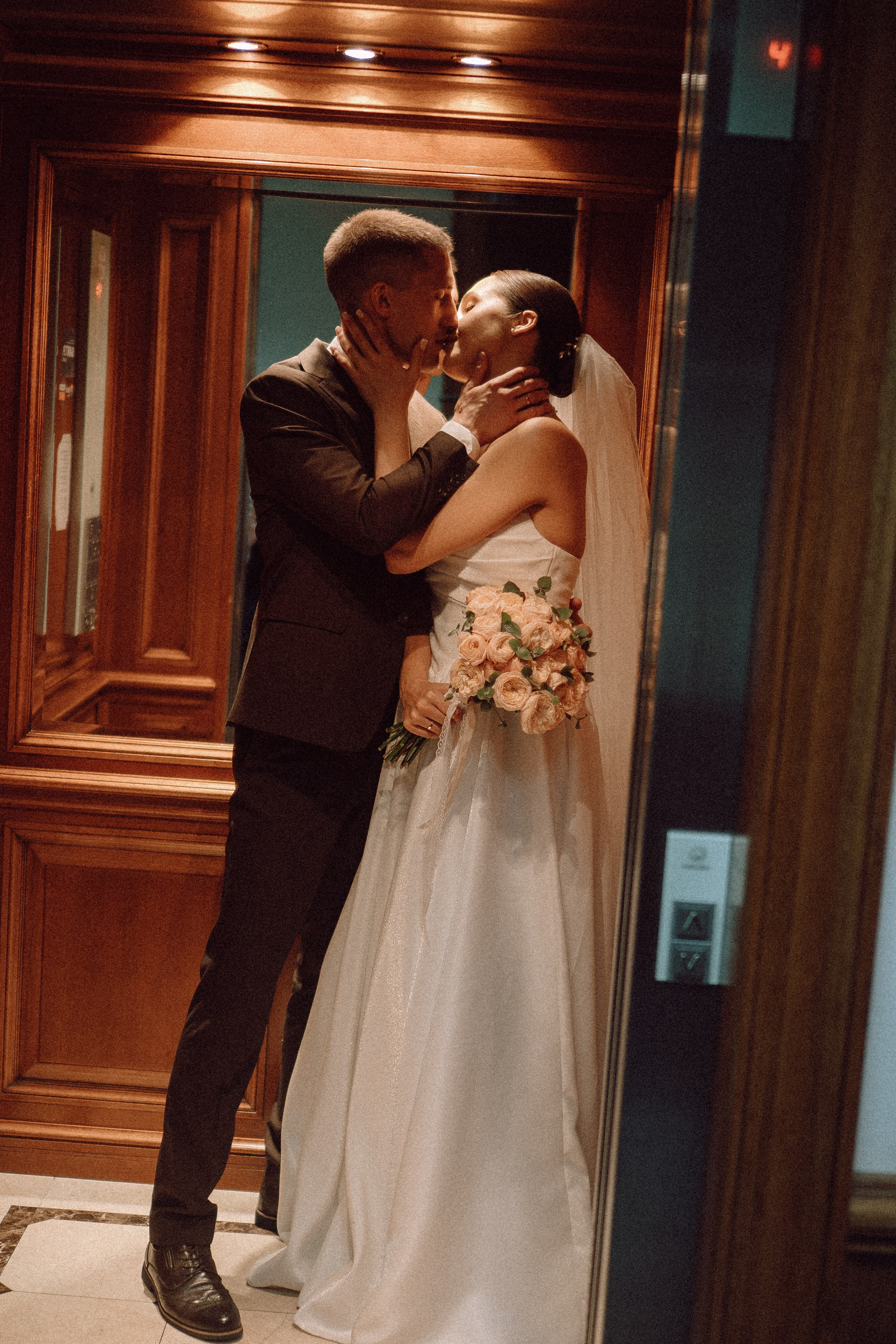 СВАДЕБНАЯ ПРОГУЛКА В САНТК-ПЕТЕРБУРГЕ (ИСАКИЕВСКИЙ СОБОР, ЗИМНЯЯ КАНАВКА, ЭРМИТАЖ И БОЛЬШАЯ МОРСКАЯ УЛИЦА). Профессиональный фотограф, Санкт-Петербург — Виктория Богомолова