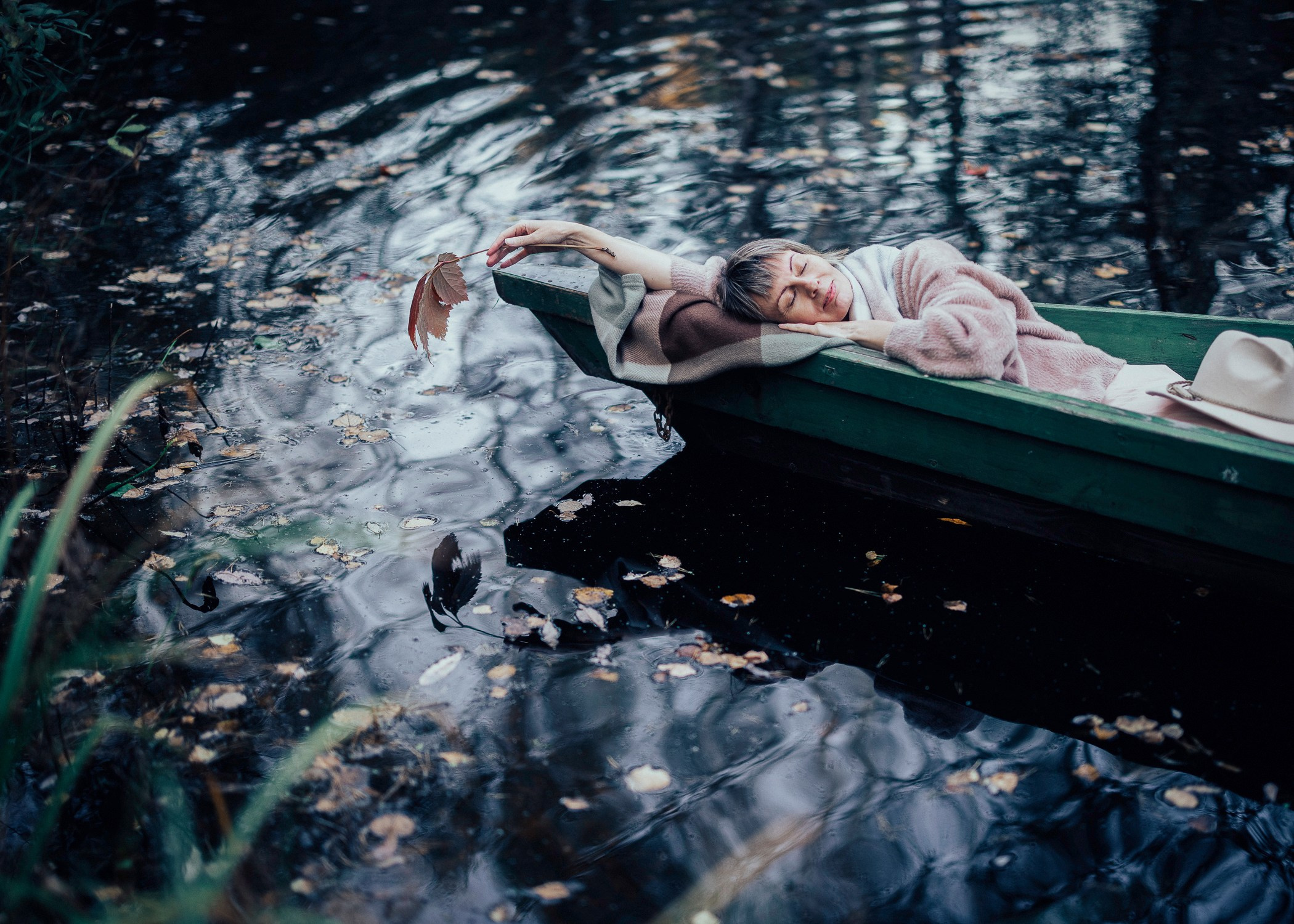 Лодка на Озере — природная локация для фотосессий в Зачарованном саду, Екатеринбург. Фотостудия «Зачарованный Сад» в 20 минутах от центра Екатеринбурга