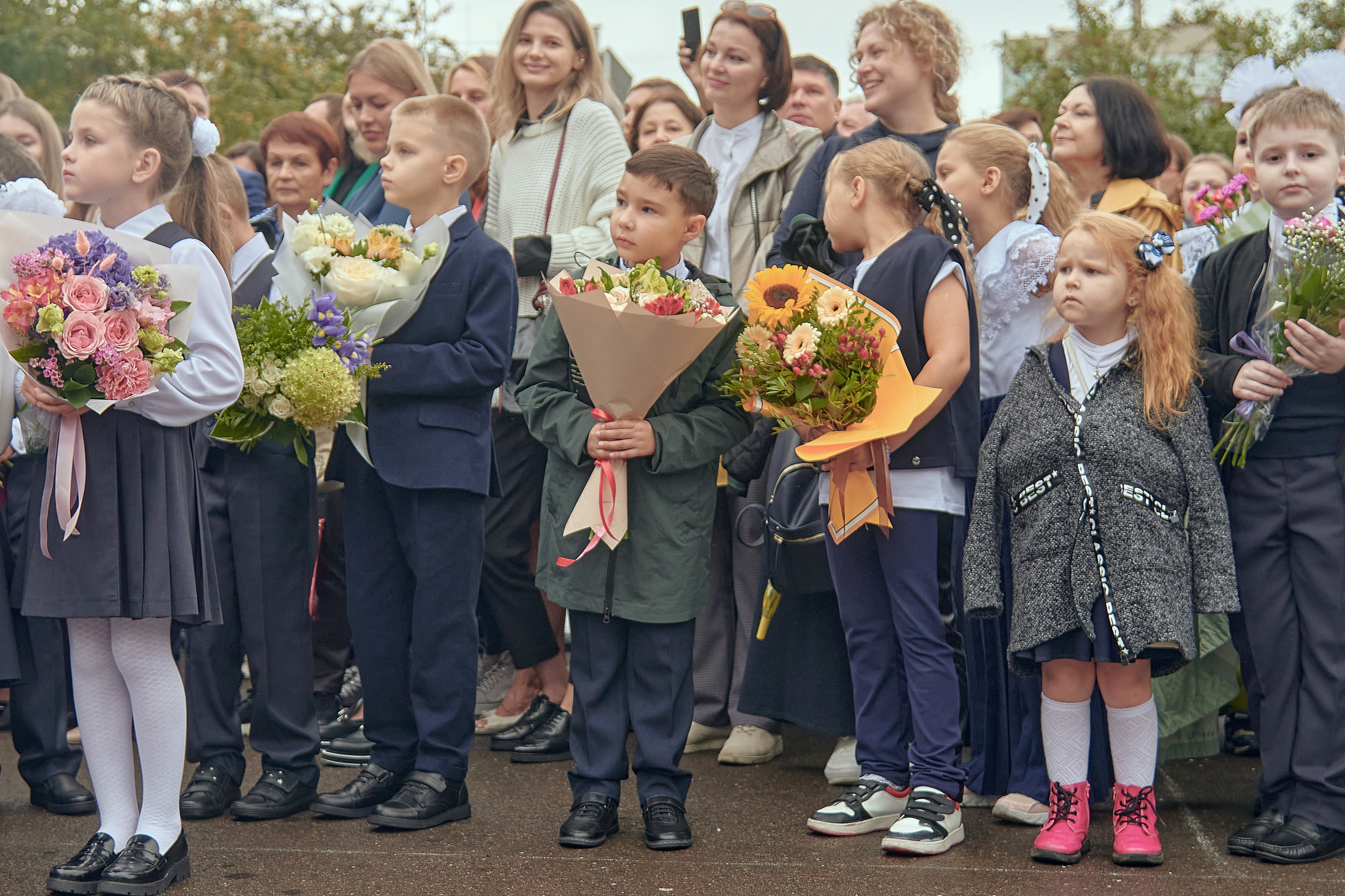 Портфолио репортажной фотосъёмки: 1 сентября в школе № 149. Фотограф Яковлев Роман — Красноярск