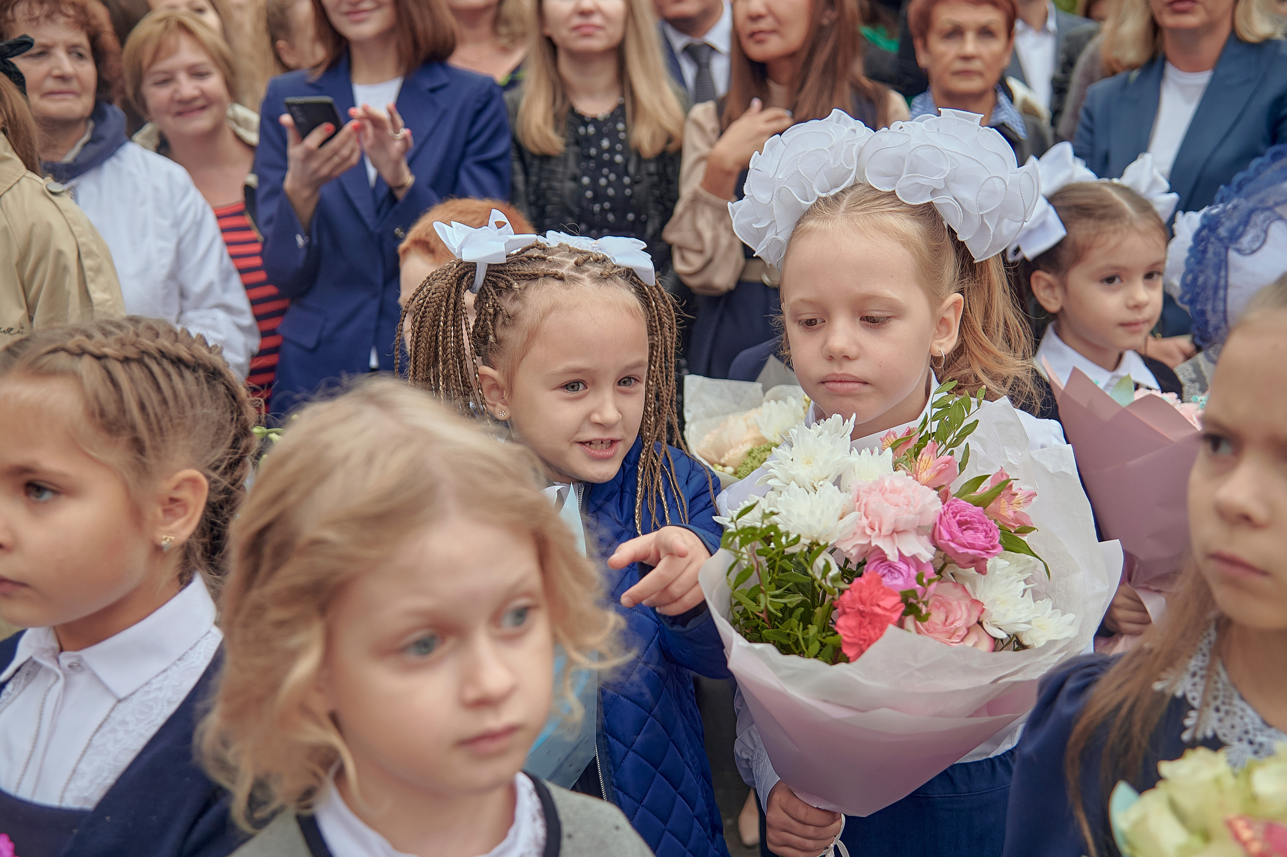 Портфолио репортажной фотосъёмки: 1 сентября в школе № 149. Фотограф Яковлев Роман — Красноярск
