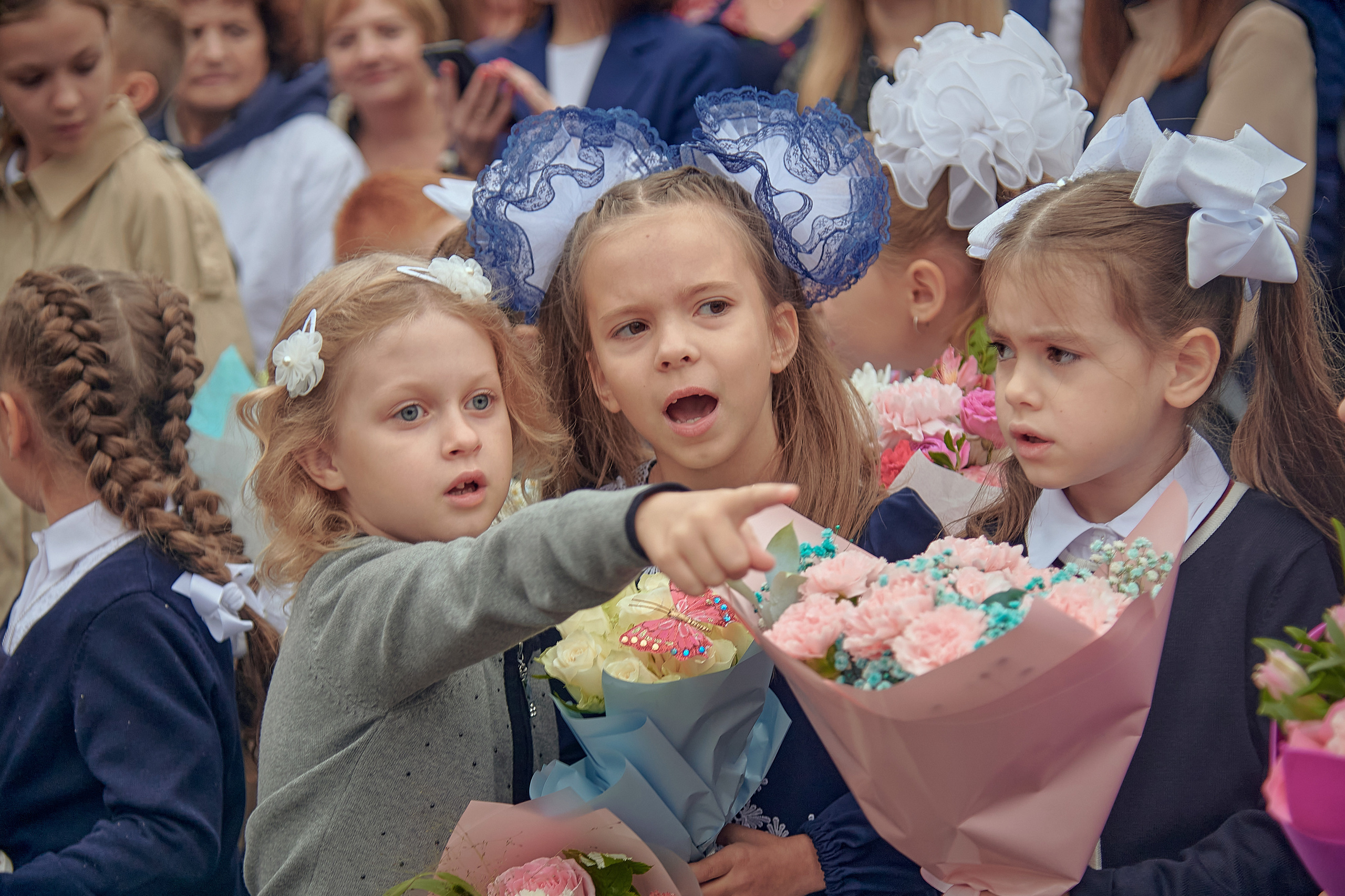 Портфолио репортажной фотосъёмки: 1 сентября в школе № 149. Фотограф Яковлев Роман — Красноярск