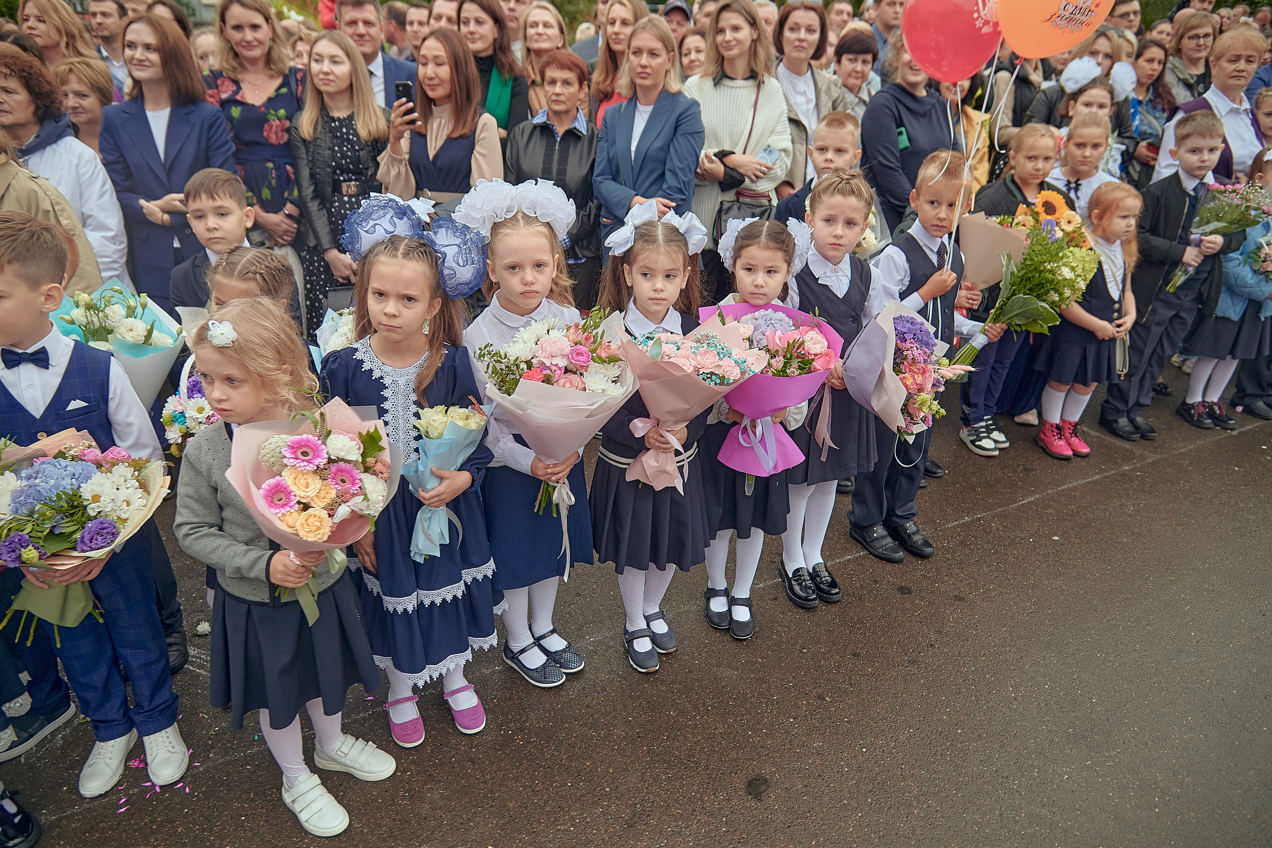 Портфолио репортажной фотосъёмки: 1 сентября в школе № 149. Фотограф Яковлев Роман — Красноярск