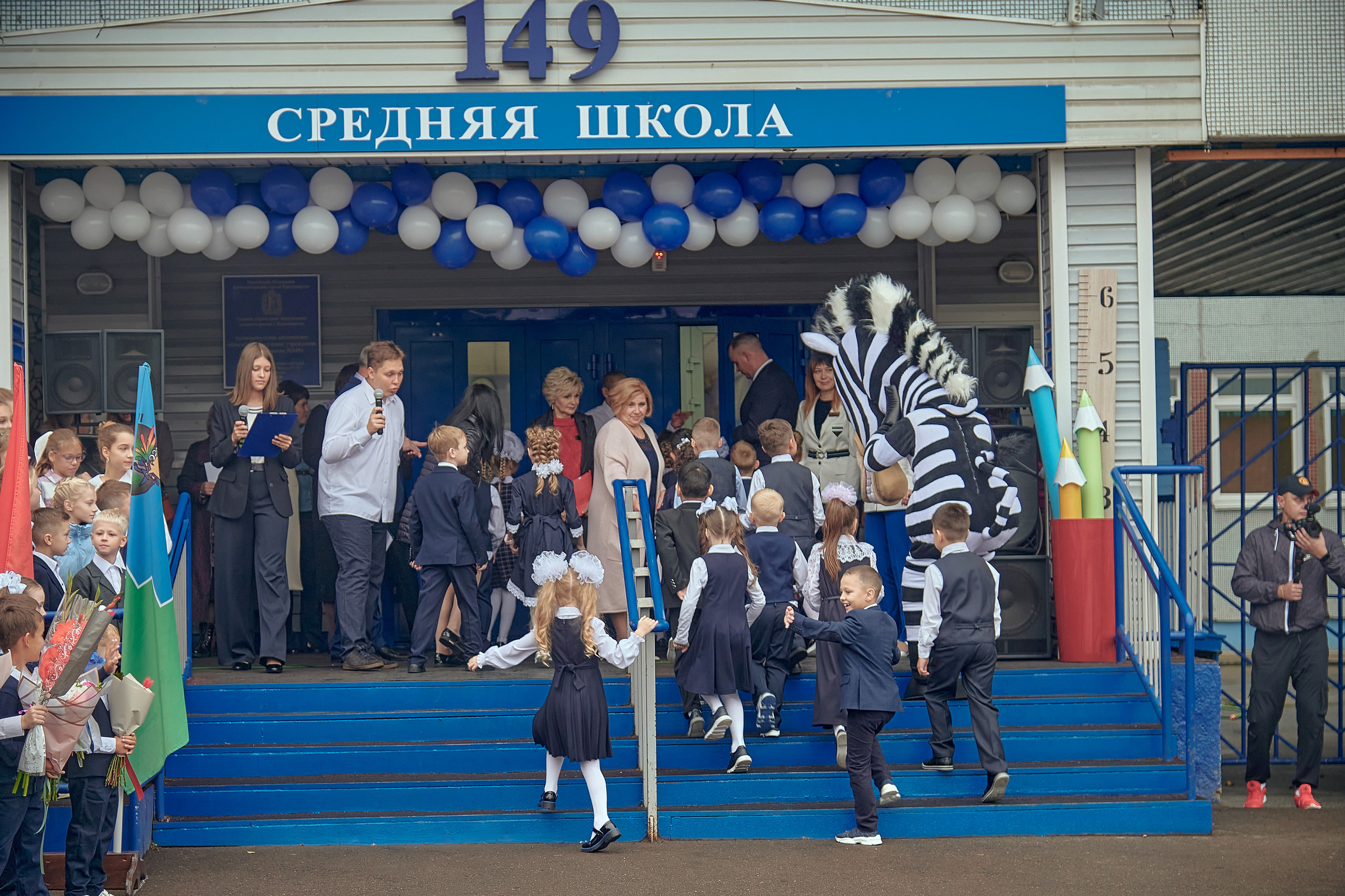 Портфолио репортажной фотосъёмки: 1 сентября в школе № 149. Фотограф Яковлев Роман — Красноярск