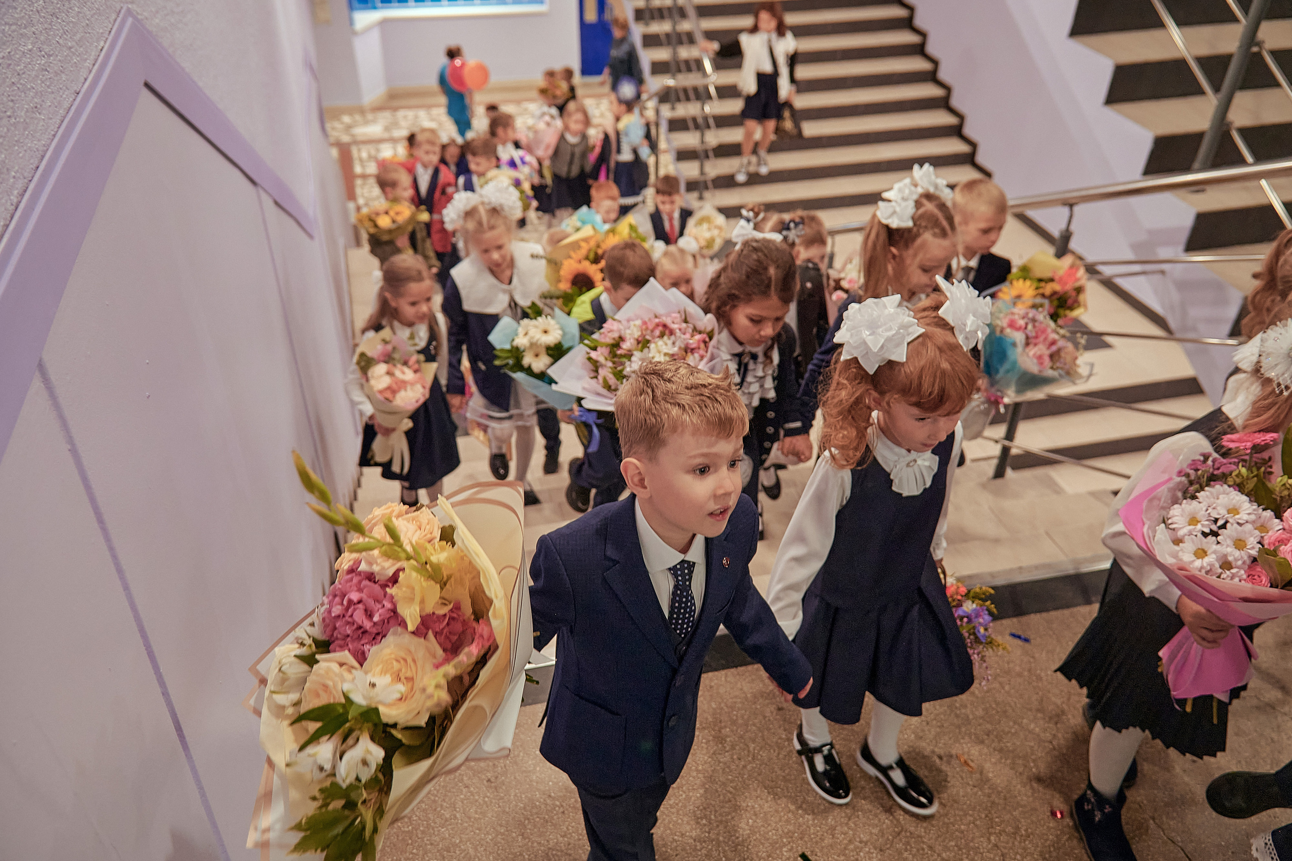 Портфолио репортажной фотосъёмки: 1 сентября в школе № 149. Фотограф Яковлев Роман — Красноярск