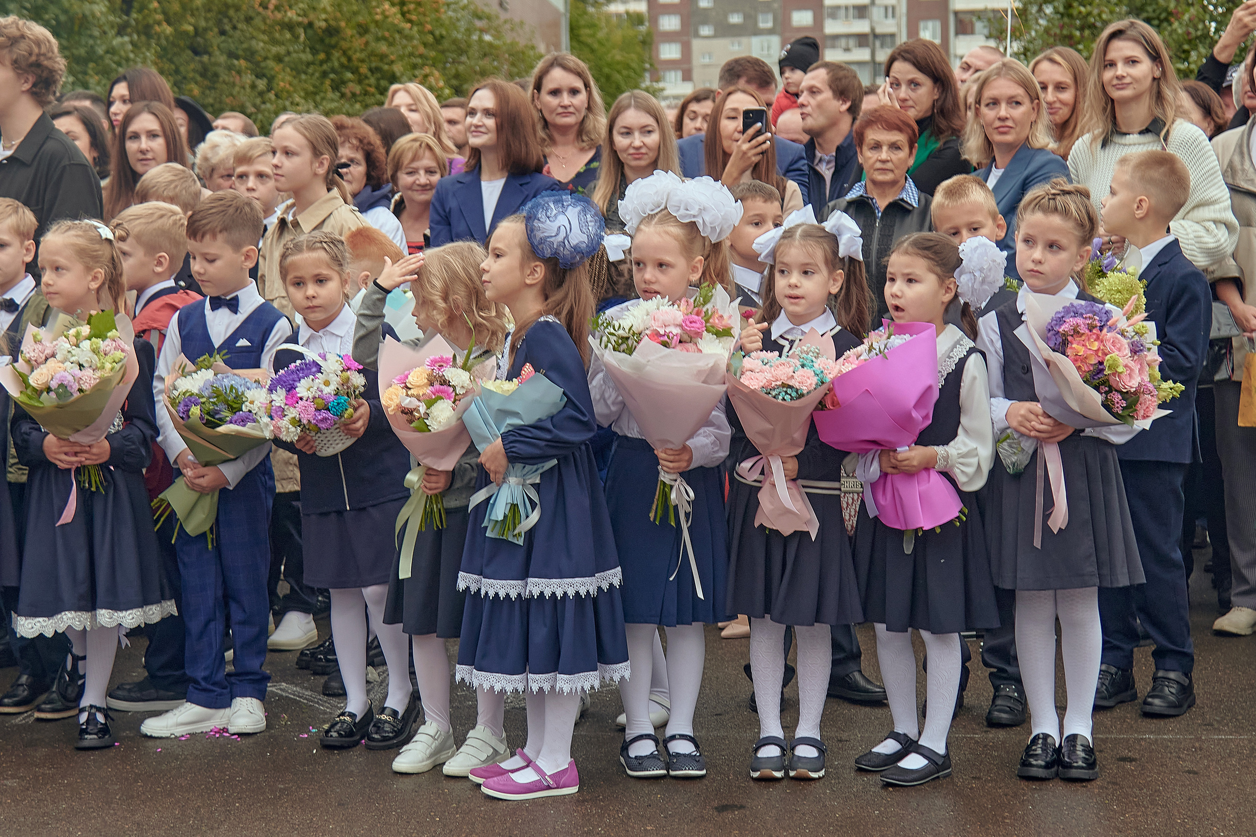 Портфолио репортажной фотосъёмки: 1 сентября в школе № 149. Фотограф Яковлев Роман — Красноярск