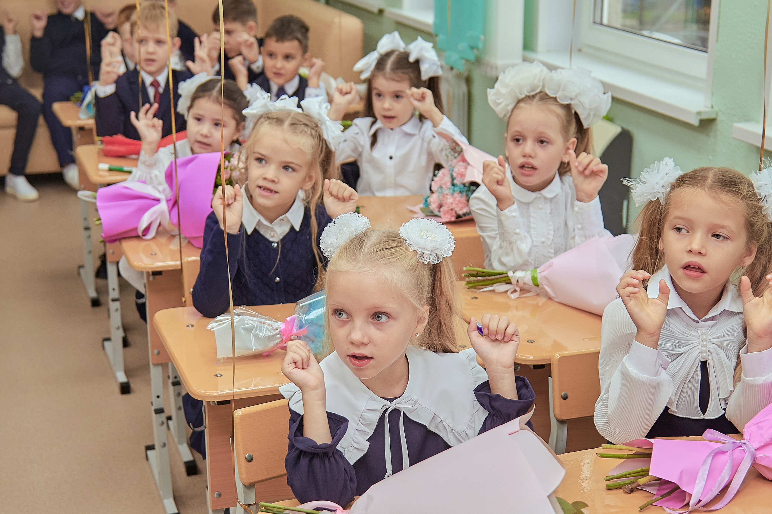 Портфолио репортажной фотосъёмки: 1 сентября в школе № 149. Фотограф Яковлев Роман — Красноярск