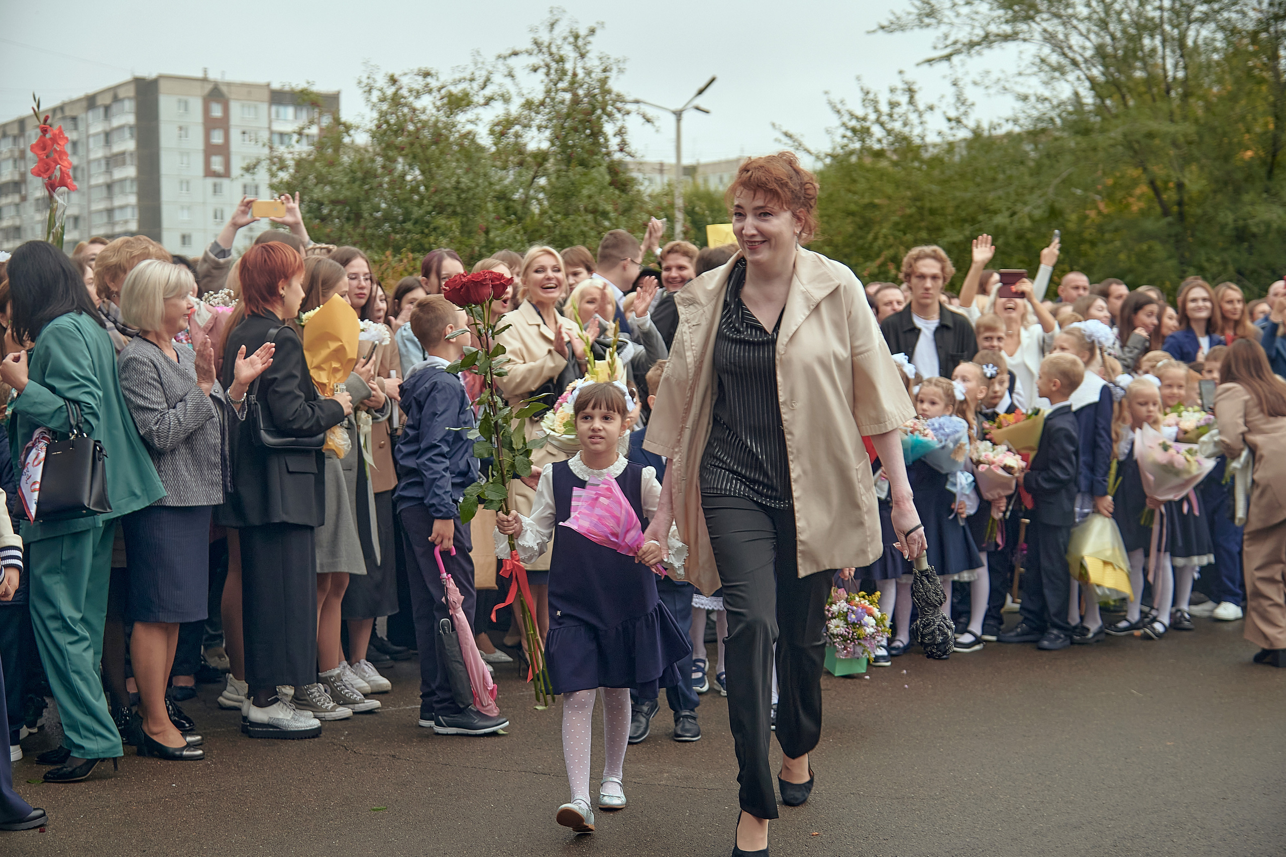 Портфолио репортажной фотосъёмки: 1 сентября в школе № 149. Фотограф Яковлев Роман — Красноярск