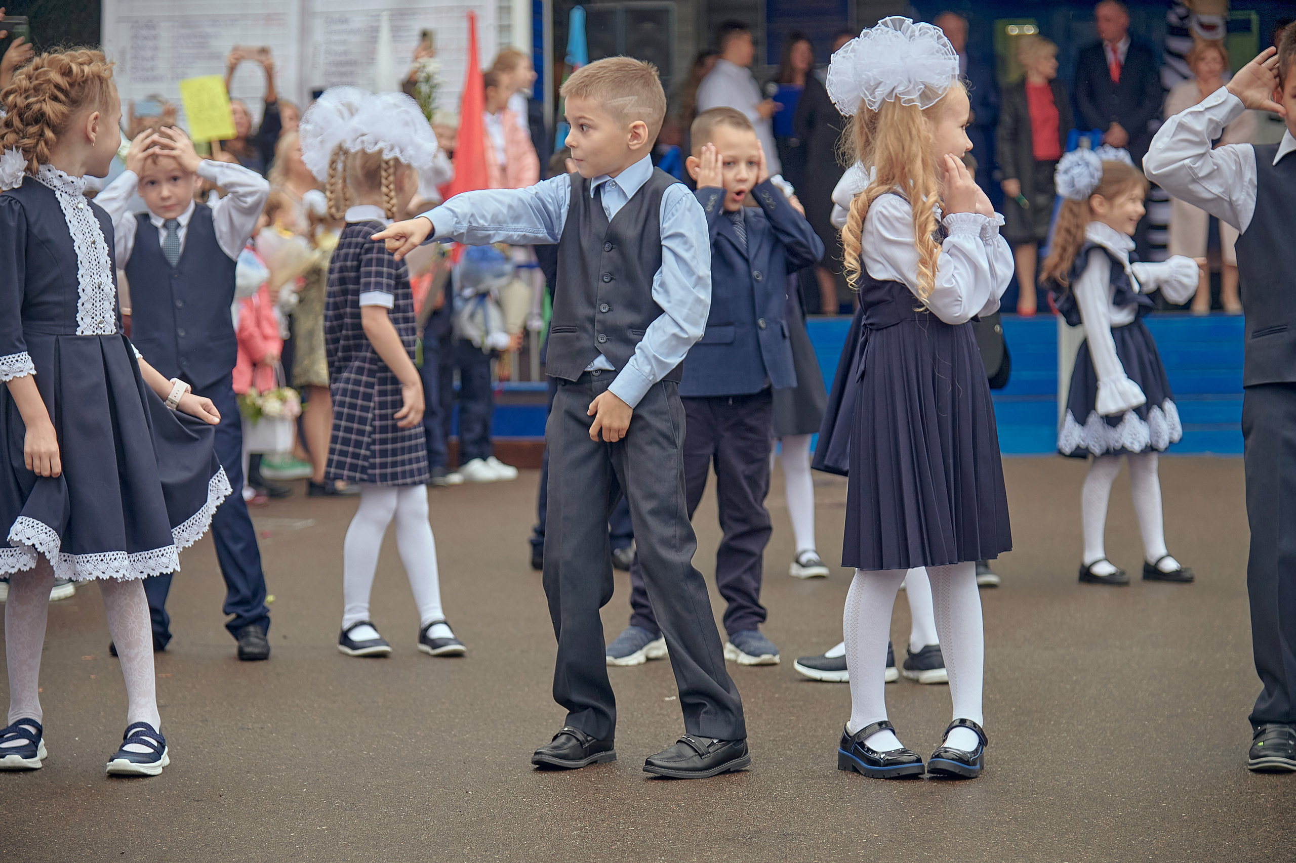 Портфолио репортажной фотосъёмки: 1 сентября в школе № 149. Фотограф Яковлев Роман — Красноярск