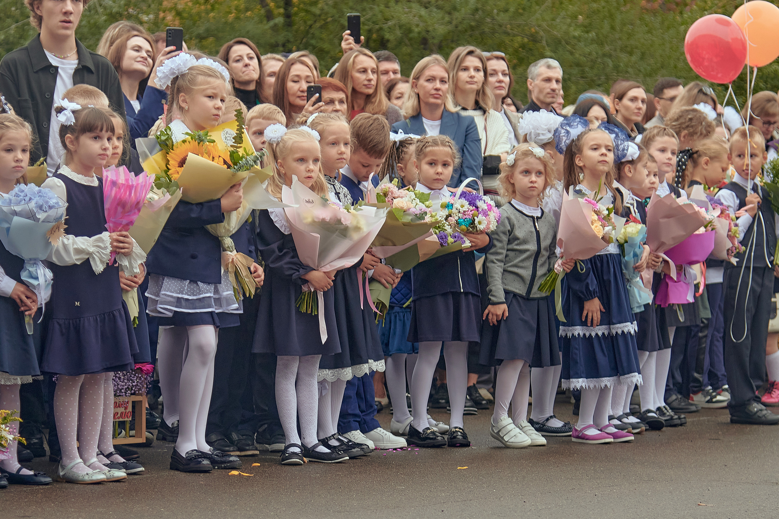 Портфолио репортажной фотосъёмки: 1 сентября в школе № 149. Фотограф Яковлев Роман — Красноярск